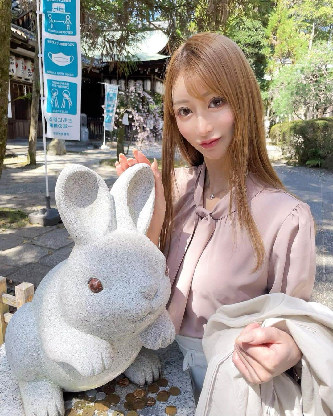 のインスタグラム：「ずっと行きたかった 岡﨑神社⛩🤍  ウサギ沢山いてとてつもなく 可愛かった՞ o̴̶̷̤ ̫ o̴̶̷̤ ՞💖🐇🌸💕✨  狛犬ならぬ狛うさぎさん🐰💖💓  全ウサギと写真撮ったので また載せます₍ᐢ.ˬ.ᐢ₎ྀི❤️  また行きたいな🥰🐇💖💕  #岡﨑神社  #狛うさぎ #🐇 #🐰 #京都 #kyoto  #神社巡り  #縁結び #⛩」