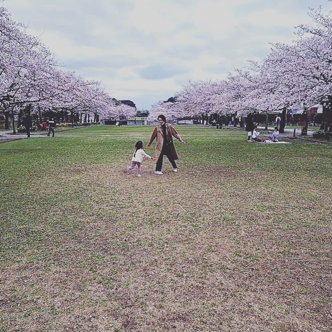 中原歩のインスタグラム：「* 春休み（私の笑）🌸 たくさんお散歩してお花見して、クタクタになるまで遊んだ実家帰省。 子供の頃桜が咲くと来ていた公園に30年ぶり？！くらいに訪れ、懐かしさで胸がいっぱいになり、色んな思いを巡らせたりして本当に充実した帰省でした✨  夕方1人でお風呂にゆっくり入ってご飯出てきて寝床が用意されてて有り難すぎて泣けちゃうよ🥺 子供達もたくさん遊んでもらって教わって時に叱られたりしながら普段の生活の中で色々学んだだろうな。  皆さん一年お疲れ様でした☺️ 体も心も揺らぎやすい時期なので、忙しい中でも少しでも休息を意識してくださいね🌸 * * #母ちゃんの春休み終了 #お花見 #実家の有り難みが身に染みるね #お疲れ様です」