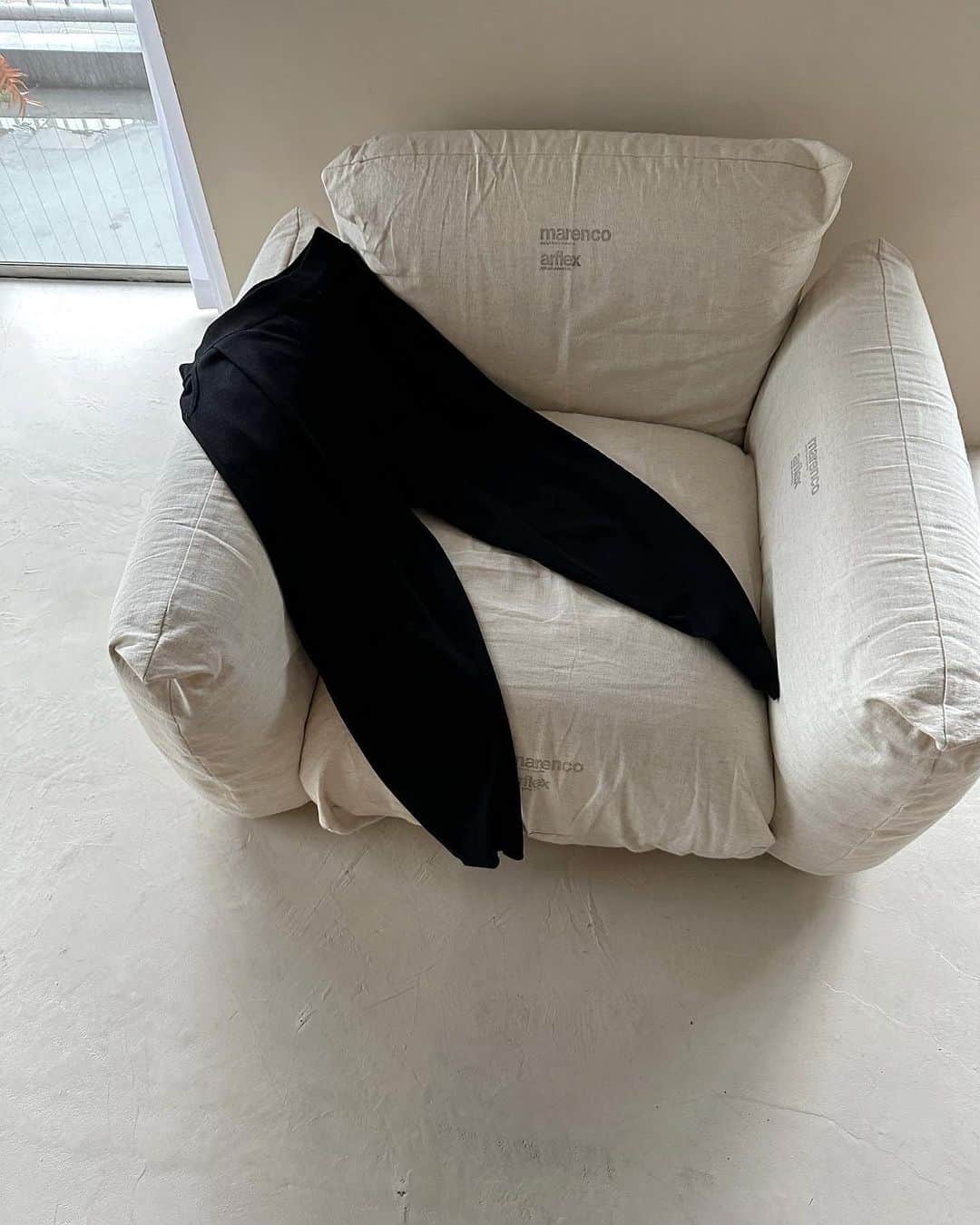 のインスタグラム：「去年ゲットして 一年通して着ていたニットパンツ  夏にも着やすいしゃりっとした素材と 脚が綺麗に見えるシルエットが嬉しい🥹🤍  (リラックスできるけどきれいめに着られる🫶🏻) . . . #el_jeanasis#jeanasis#ジーナシス#ニットパンツ#夏コーデ#テーパードパンツ#リラックスパンツ#夏ニット#らくちんコーデ#きれいめカジュアル#ラフコーデ#大人カジュアル#綺麗めカジュアル#オールブラックコーデ#ブラックコーデ#オールブラック#モノトーンコーデ」