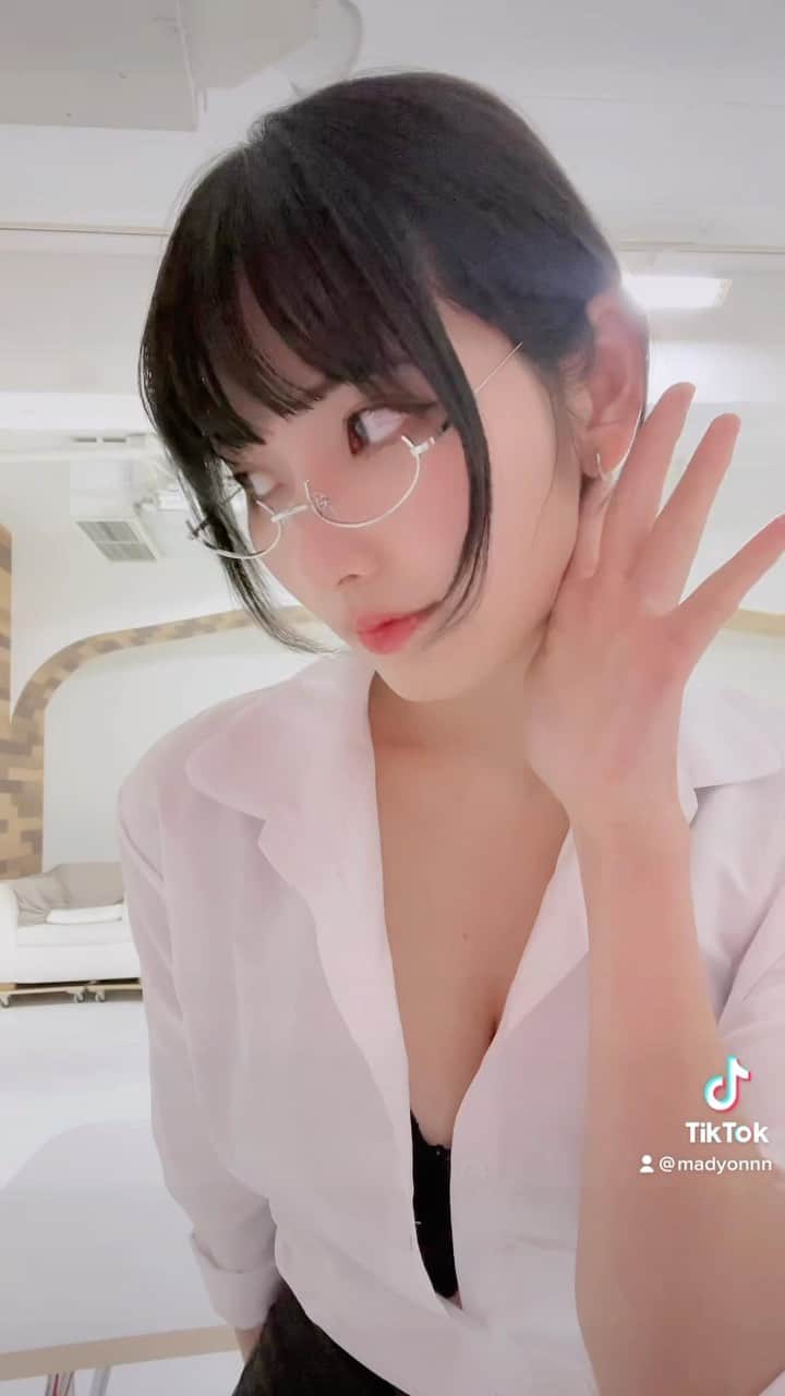 夏目まどかさんのインスタグラム動画 - (夏目まどかInstagram)「居残りですよ #me #cosplay #cosplayer  #cosplaygirl #animegirl #sexy #日本的 #メガネ #コスプレ #撮影会 #グラドル」3月29日 22時19分 -  madyonnn