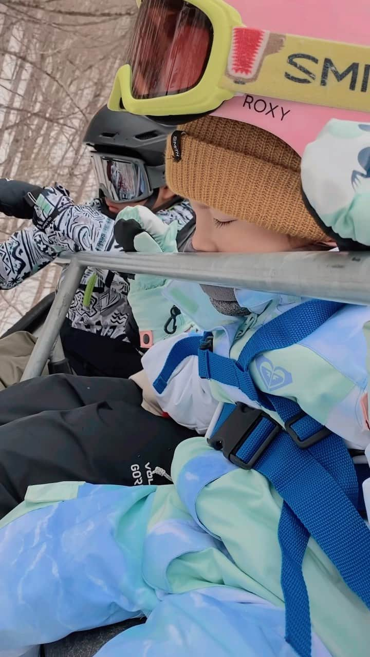 高橋菜摘のインスタグラム：「寝たーーー👧🏼 彼女の伝家の宝刀😴 甘やかしsnowboarding🏂 4月には紐外せたらいいねっ🤍  📍 @altsbandai   先月中旬、まだ雪いっぱいだったのにぃ💭 慌しい毎日を送ってると一瞬すぎる冬。 冬ってこの短さが儚くてたまらない。  毎年まだ滑り足りない！とシーズンが終わっていくから 次のシーズンが秋にはうずうずしちゃうんだよねきっと。 しかし、まだまだ終わらせないぞ〜❄️  #family #familyday #snowboarding #fukushima #snowboardgirl #snowboardkids #japan #alts #家族旅行 #スノーボード #スノボ #アルツ磐梯  #キッズスノーボーダー #スノーボードキッズ」