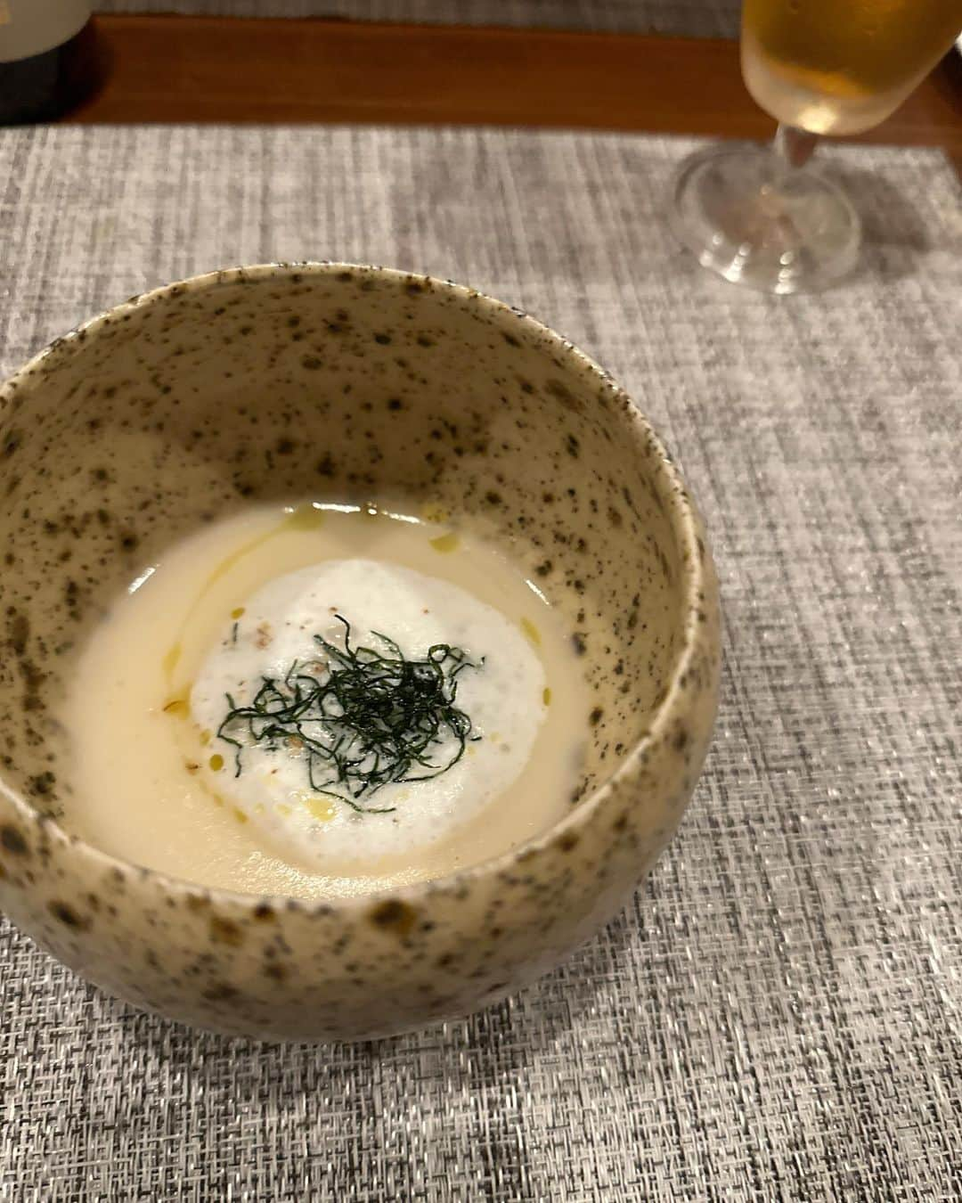 簑島宏美さんのインスタグラム写真 - (簑島宏美Instagram)「ビストロシャンピ🍴 お料理がどれも美しくて、美味しくて。 一皿食べる度に、大分県をどんどん好きになる。 どれも地元のこだわりの食材が使われていて、説明を聞くのもとても楽しく、次はどんなお料理が来るのだろう！と、夫婦で会話を弾ませる時間も、とても幸せでした。  パスタが大好物の長男は、息子用のミートソースが来るなり、ちゅるちゅるだ〜！と大喜び。 すると、店員さんが、 『はい、こちらちゅるちゅるでございます🍝』と、息子にも大変優しく接していただきました😂❤️ ごちそうさまでした✨  #ビストロシャンピ #大分県竹田市 #竹田グルメ #おんせん県おおいた #大分グルメ #大分の魅力伝え隊」3月29日 22時22分 - hiromiminoshima