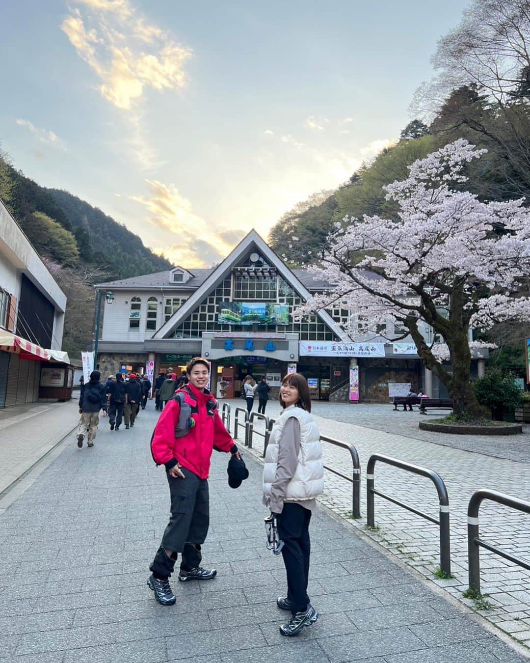 三原勇希のインスタグラム：「高尾山は数えきれない程来てるけど、ナイトハイクは初めて🌌  みんなで @salomon_japan × @atmos_japan コラボのXT-6 "STARS COLLIDE"を履いて、夕方から6号路を歩いた✨ マイナスイオンたっぷり、桜も満開で本当に気持ちよかった、、、しっかり装備して複数名で行けば、夜も楽しいね！  XT-6なら夜の雨上がりの山でも足元安心。私もトレイルラン用にも三足持ってる🫶  下山後は高尾ベースキャンプで乾杯🍻ご飯おいしかった〜！巨人サイズのカレーライスたまらなくかわいい。」