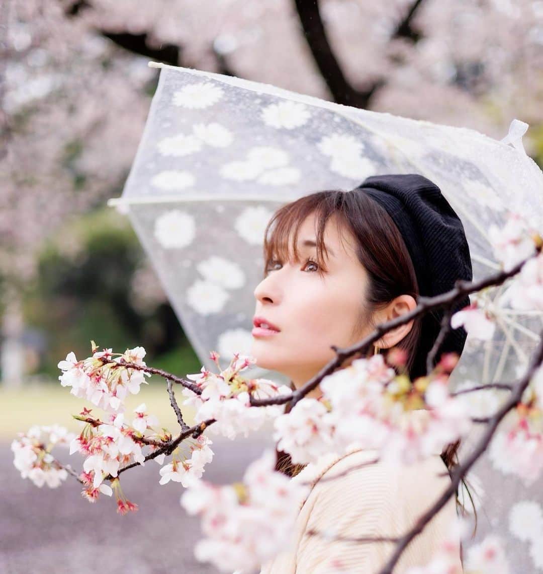有馬綾香のインスタグラム：「新宿御苑の桜凄い良かった🥺❤️ 今年もっかいくらい花見したいよーーーー！！！」