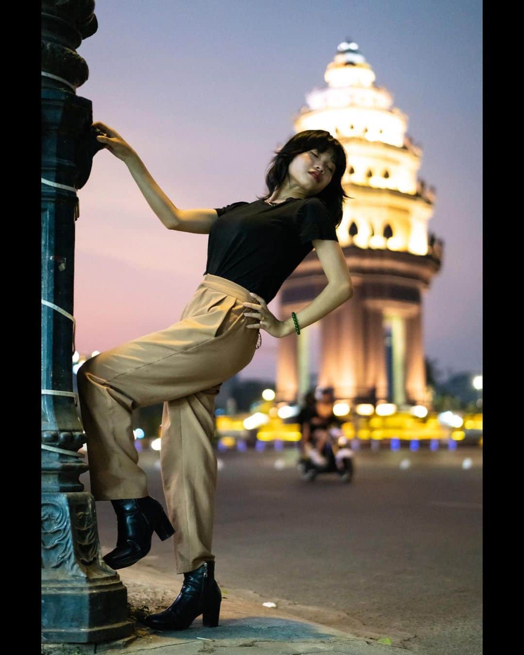 VuTheara Khamさんのインスタグラム写真 - (VuTheara KhamInstagram)「@roi.ross_  in Phnom Penh, Cambodia. A Twilight Sunday… . Love yourself. . #phnompenh #cambodia #streetlife #cinematic #portrait」3月29日 22時24分 - vutheara