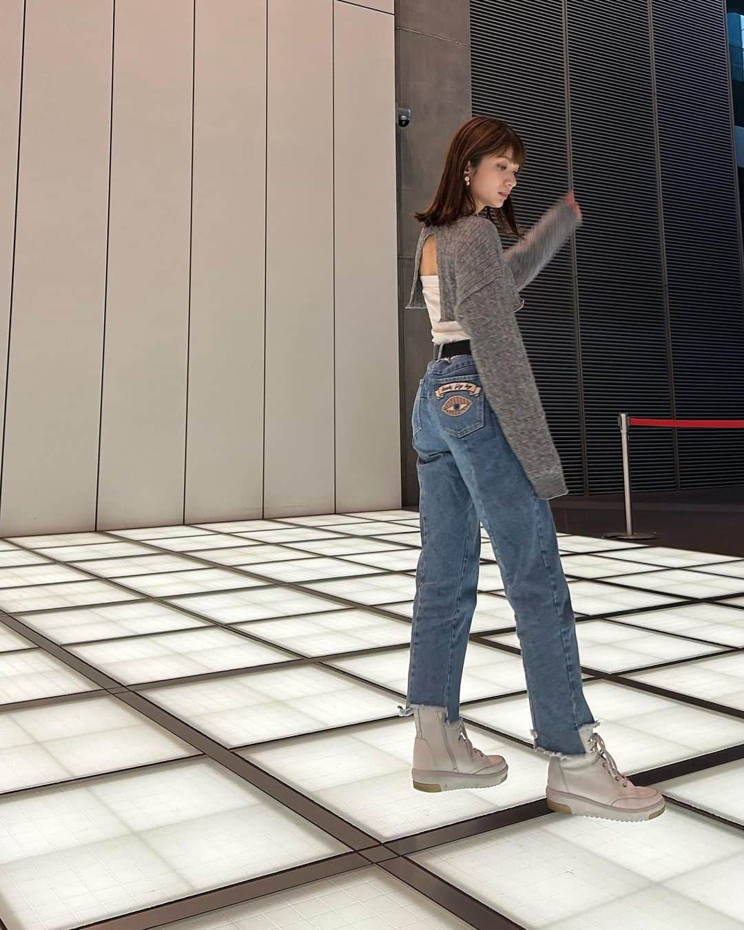 杉枝真結のインスタグラム：「☺︎ 最近の私服👖💕 メンズライクなアイテムを 一つ二つ加えるの好きかも！🫢 Knit / #Bubble @bubblefashion_official  Jeans / #GAS @gasjeans  Shoes / #fitfit @fitfit_official_  ・ お肌と眉のお手入れは… @une_fleur_ryoko さん @une_fleur_maria さんに いつもお世話になっています🫶 日々大切にケアしつつ、月1回お二人に。。✨ プロのケアやアドバイスのおかげで 毎日のスキンケアも頑張れています☺️ 終わって鏡を渡された瞬間の感動も毎回すごいし お喋りタイムも、とっても楽しい🙈🙈(笑)」