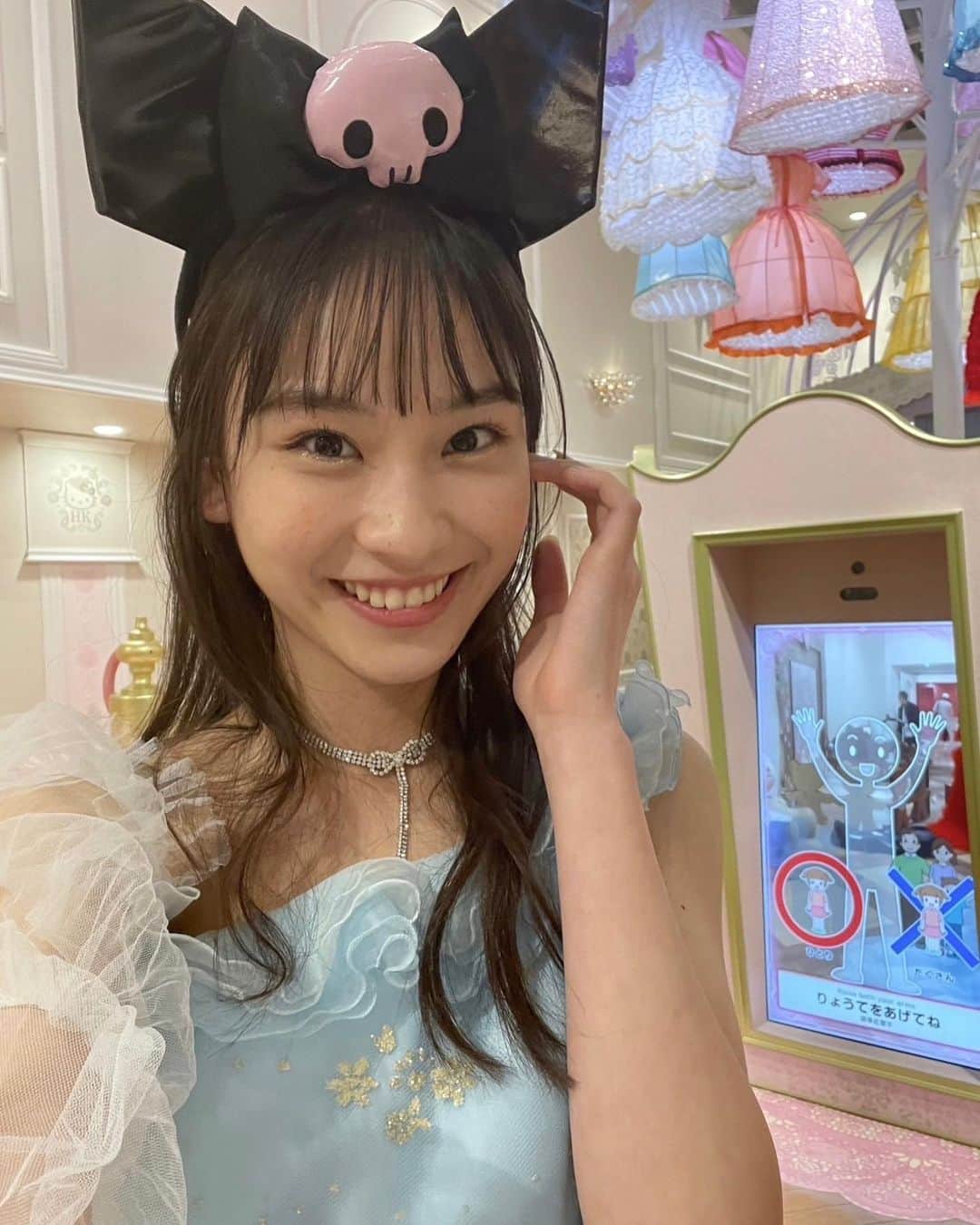 太田雫のインスタグラム：「・ 明日はいよいよ卒業式👗🩵 ・ ・ 約3年半のニコモ生活に幕を閉じます。 ・ ニコモになってからの生活はほんとに楽しくてあっという間で、終わってしまうのがとても悲しいです😿 ・ ・ ニコモとしての最後の撮影、頑張ります！ 会場で読者の子に会えるのを楽しみにしてます♡ ・ 会場に来れないよー、って子も明日の13:00〜ニコラTVの生配信で見れるのでぜひ見てね✨ ・ ・ #ニコラ#太田雫 #nicola#ニコモ#オフショ#卒業#ドレス」