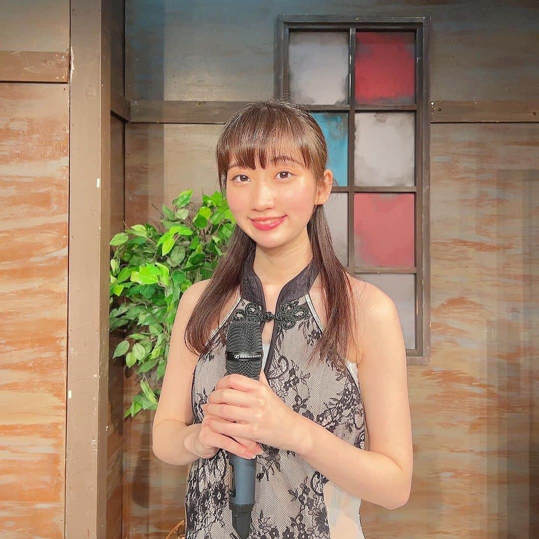 のインスタグラム：「フライドBALL企画vol.52 「MIANEYO』Aチーム 2023.03/24(金)〜03/27(月)  ご来場いただいた皆様ありがとうございました！  連日雨が続きお足元悪いなか、 たくさんのお客様に観ていただき嬉しかったです。  作品としてはフライヤーも雨の表紙絵だったり お天気も味方してくれたのかなと。  途中でもお伝えしましたが、 私たちが作品を好きになってお届けするのはもちろんですが、 お客様からも「MIANEYO」作品を愛してもらえたなと。 嬉しいです。誠にありがとうございました。  書きたいことや言いたいことは山ほどありますが、 ここでも字数が足りなくなりそうな予感がしますので なるたけ簡潔に。自分で言葉を選ぶのは苦手なので 上手く伝われ〜！！という気持ちです笑  延期になることが決定してから悔しい思いをした方がいること。 今回においても紆余曲折あり、降板があったり、 急遽ご出演いただいたり。 皆様が舞台上でお会いしたキャスト以上に たくさんの方が作品作りに携わっている作品でした。  そんな全員の想いを汲んで代表して立ったのが 今回のカンパニーです。  座組一同がその想いを背負って良いものをお客様へと 一丸となれたのではないかと。  私は3月になったからこそ、Aチームだからこそ 携わることができました。それもご縁かと思います。 こんなにも熱く初心を思い出してできたのは カンパニーの皆様のおかげです。 素敵な作品の真ん中に立たせてくれてありがとうございました。  一人一人が役に向き合いその役になっていたから みんながハマり役で、大好きだなあと。 みんながその役で各時代を支えてくれて頼もしいかぎりでした。  Aチームは公演終わりましたが、 今後もカンパニーにいた面々を応援いただけますと幸いです。 これからもステキな作品作りに携わるとおもいます！  今の私には体感できない時代を歩んできた百合ちゃんですが、 作品を通してその時代で起きたこと。を感じることができ 伝えられていたらいいなと思います。  先代や乗り越えてくれた方々がいて 今の時代があると幸せな時代を生きています。 本当にありがたいです。皆様にも何か届いていたら。  本日から18:30 Bチームさんの公演始まります。 また違う景色が広がっていると思います。 違いもぜひ楽しんでください☺️  改めまして応援いただいた皆様 誠にありがとうございました！！！  キムユリ/金宮百合役 若松愛里  #主演 #舞台 #フライドBALL企画 #MIANEYO #2023 #MIANEYO2023 #MIANEYO2023A #新宿 #THEATER #BRATS #ありがとうございました #若松愛里」