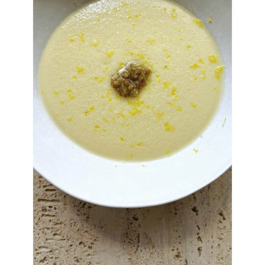 冷水 希三子さんのインスタグラム写真 - (冷水 希三子Instagram)「美味しい卵があったから たっぷりの出汁と塩少しで、 ふるふるな具なし茶碗蒸しに。  蒸し上がりにレモン皮と蕗の薹オイルを。 出汁がたっぷりなので、食べ進めると 出汁がふわっ〜と源泉のように湧いてきて レモンと蕗の薹の香りと混じり合う！」3月29日 13時42分 - kincocyan