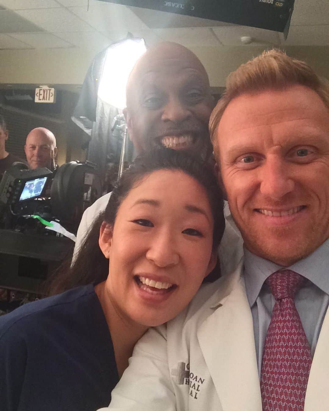 ケヴィン・マクキッドのインスタグラム：「In honor of the 18th anniversary of @greysabc , my phone TODAY popped up with this #bts pic form exactly 9 YEARS AGO today !!! @iamsandraohinsta @therealjamespickens and Steve Ullman camera man in the BG and me. Happy anniversary xx!!!!」