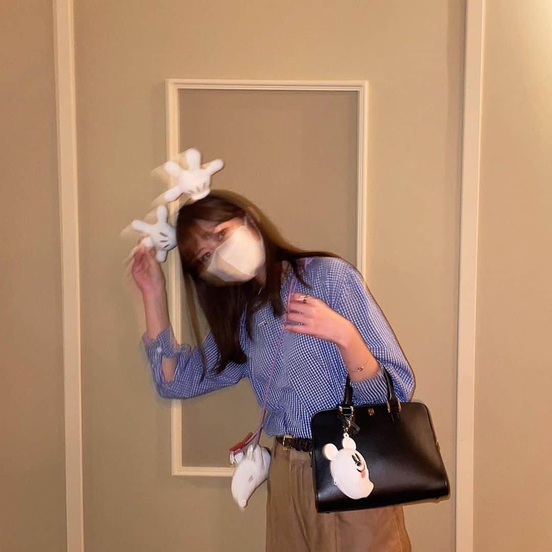 前田亜美のインスタグラム：「.. . ブレた写真も📸. 半目も多い＼(˙◁˙)／ . . ✌️. . . #ディズニー  #ディズニーランド」