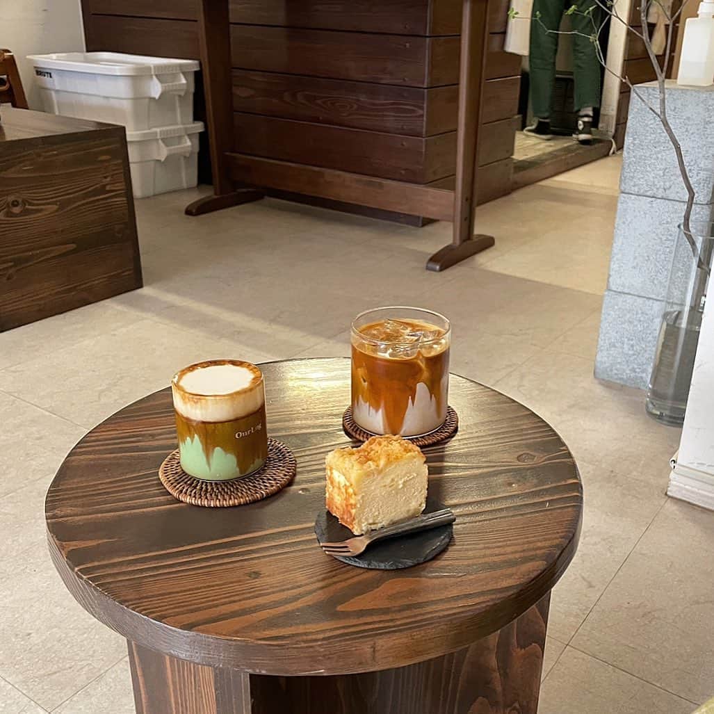 前田亜美のインスタグラム：「. . コーヒーマシン買ってから毎日お家でコーヒー飲むようになってあんまりカフェ行かなくなっちゃったんだけど…  やっぱりのんびり、ぼーーーーっと。カフェで過ごす時間もすきだし、それぞれカフェの個性がでる コーヒーの味が好きだったりする。。。🐌💭. . . .  美味しいコーヒー飲みたい☕️. ここのカフェのコーヒー大好きだし、ここのケーキ美味しかった🥹*°🍰*° . 全国のカフェ巡りしたいなあ〜………🗺. . . 韓国も🇰🇷そろそろ行きたいな   #カフェ  #カフェ巡り  #コーヒー」