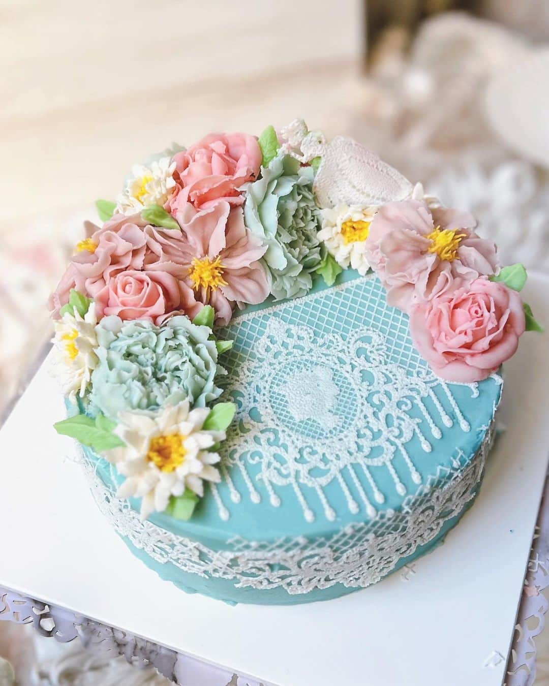 佐倉知里のインスタグラム：「🌸𝙵𝚕𝚘𝚠𝚎𝚛 𝚌𝚊𝚔𝚎🌸  IKAFCD(韓国国際フラワーケーキデザイナー協会) のマスタークラスを修了しディプロマを取得しました🤍 KFCA(韓国フラワーケーキ協会)のレッスン日程も修了し、最終レッスンをしてディプロマを取得する予定です☺️    SNSで初めて目にした瞬間 可愛いなにこれ！！やりたい！！！！💓と一目惚れ🫶🏻  色付けも、配置も、全て自分で決めます。 何十種類の色から組み合わせて好きな色を作る作業、 これとても好き♡ 幼少期～小学校まで絵画を習っていた影響もあるのかも！  1枚目はあんこで作ったフラワーケーキ 2枚目はバタークリームで作ったフラワーケーキ (ちなみに初めて作ったケーキ！自画自賛🙈笑)    まだまだ技術や知識が足りないので学びに行く予定ですが、いつかレッスンしたり、誰かの元へ届けて笑顔になってもらえるように頑張ります🌼*･             #フラワーケーキ#韓国フラワーケーキ#あんこケーキ#バタークリームケーキ#バタークリームフラワーケーキ#あんこフラワーケーキ#ikafcd#kfca#Flowercake#映えケーキ」