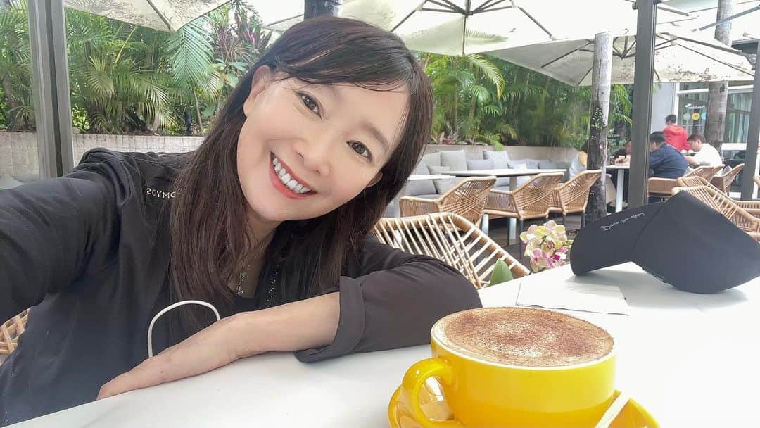 アグネス・チャンのインスタグラム：「公園を通って仕事へ。公園内のカフェでカプチーノを飲んで、一休み💕」