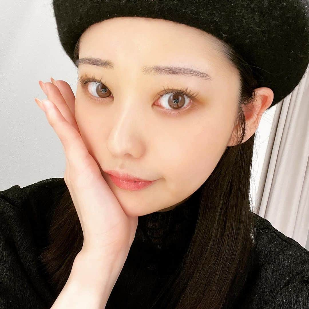 冨手麻妙のインスタグラム：「月一のメンテナンス👁💓  パリジェンヌとアイブロウWaxを いつもお世話になってる  @naileye.pasha さんで💓  まつげバチバチで最高です👑💓  #パリジェンヌラッシュリフト #アイブロウワックス #アイブロウwax #まつげパーマ #まつ育」