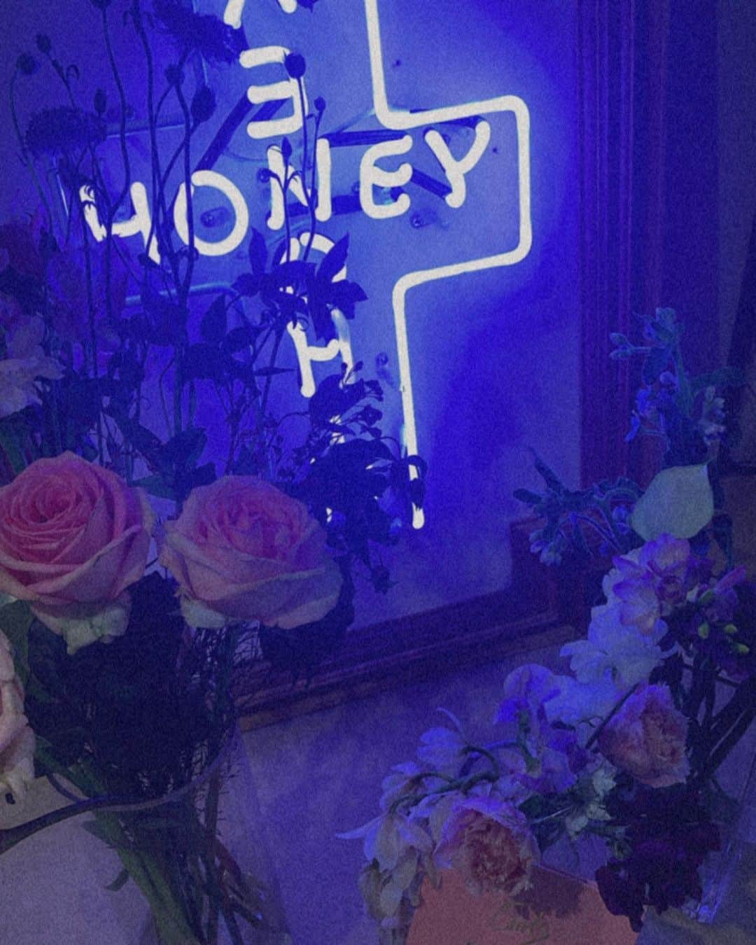 のインスタグラム：「3月30.31日 私の大阪店出勤はラストになります  HONEY MI HONEY OSAKAは 3月末を持ちまして店舗機能を移転し TOKYO店に統合いたします  大阪は事務所件ショールームとして運営していましたが 全て東京で運営する事になりましたので 大阪へは3ヶ月一回会場をかりて 展示会とPOP UP STOREを行っていく予定です  関西の顧客様へは不便や悲しい思いをさせてしまいとても申し訳ないです💦  ただ私が関西で接客する機会が移転してから一切無かったので これを機に今まで以上に集中してお客様をおもてなし出来るのではないかと思っています✨  大阪店長であったゆめちゃんも東京より出張したり、 今までのメンバーもPOP UPスタッフとして参加してくれる予定なので楽しみにしていただけたらと思います✨  3月30.31日と2日間平日ではありますが ご来場心よりお待ちしております🙏✨  @honeymihoney_official  #HONEYMIHONEY」