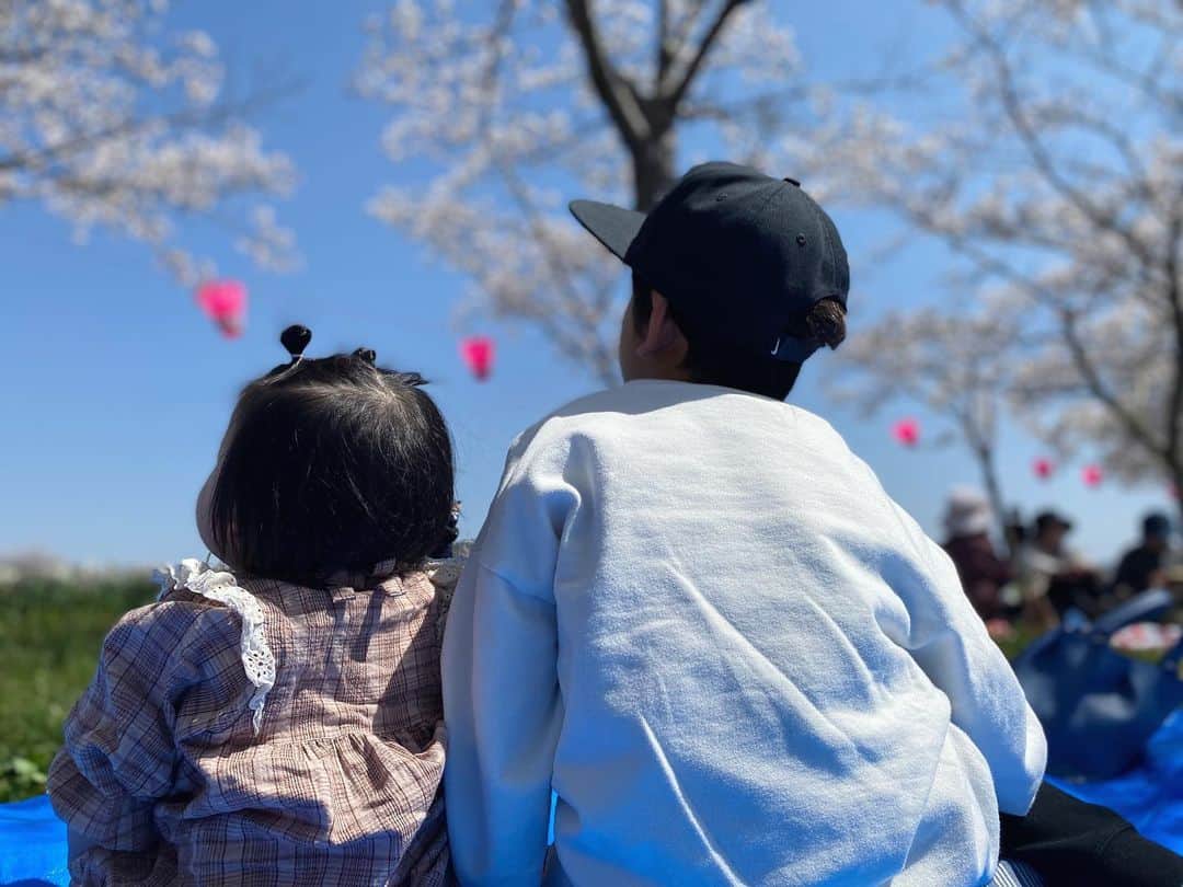 結花子のインスタグラム：「僕と妹の春休み🌸 . #僕と妹 #春休み　#お花見　#桜　 #cherryblossom #japan #いとこ大集合 #いとこ6人組 #じいじばあばのお家」