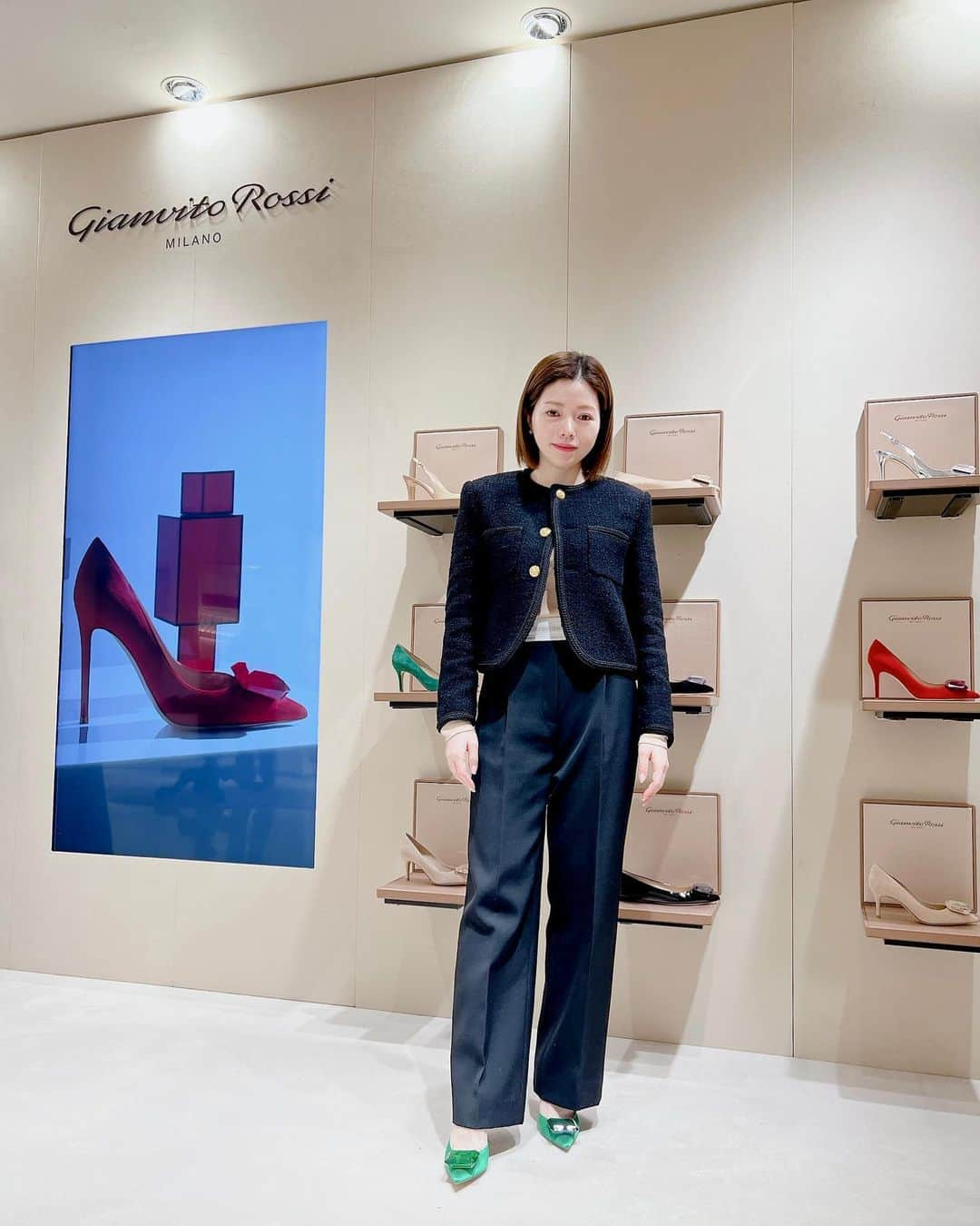 山脇道子のインスタグラム：「GianvitoRossiのjaipur Collectionのポップアップへ行ってきました👠 @gianvitorossi  宝石のような装飾はシューズの色に合わせたカラーになっていてどれも華やか💎  試着してみたグリーンのミュールは指が見えるほど甲が浅いのにサイドが深いので歩きやすいことにびっくりしました💚✨  ヒールの高さも豊富で、好きな色、好きな高さで選べるのも嬉しいコレクション💐  ポップアップは伊勢丹新宿店本館2階　婦人靴/プロモーションで今日から4月4日までです🌷 #GianvitoRossi #MyGianvitoRossi」