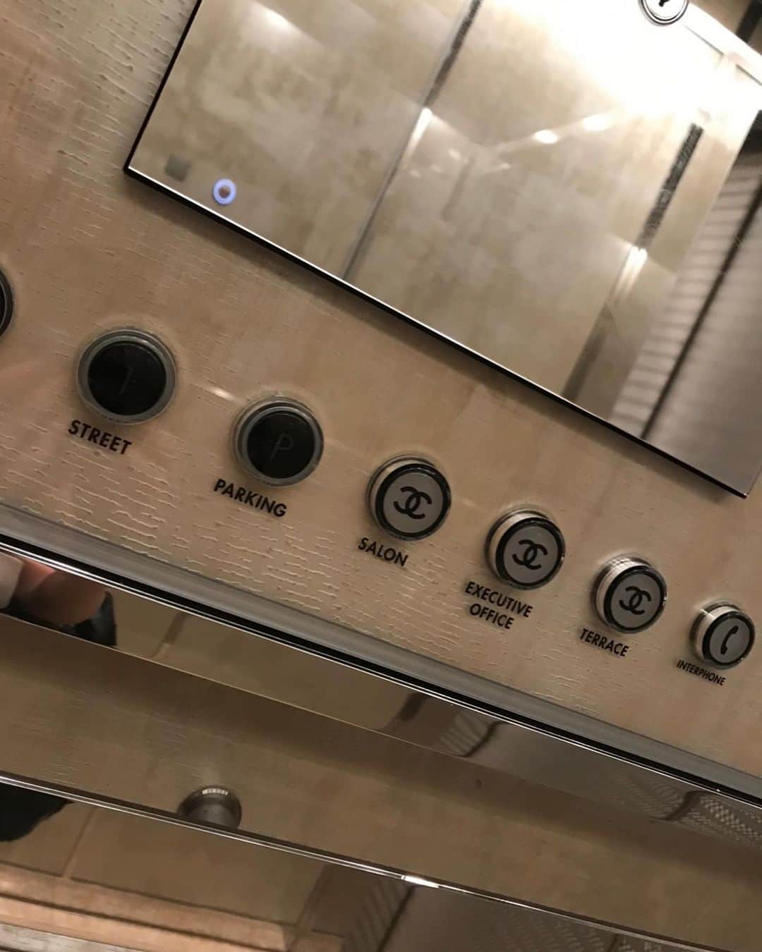 久本直美さんのインスタグラム写真 - (久本直美Instagram)「CHANELレストラン🍽️ エレベーターのボタンが可愛い😍  #CHANEL #レストラン #フレンチ #時差スタグラム #ミシュラン #ディナー #ginza」3月29日 14時34分 - naomixing