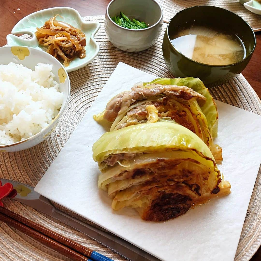 佐藤実絵子さんのインスタグラム写真 - (佐藤実絵子Instagram)「春キャベツの豚肉はさみ焼き🥬  久しぶりのお料理投稿です！ 待ちに待った#オレンジページcooking の春号が発売になりましたー！ピンクの表紙がとっても可愛いです(➡️3枚目)  その中から最初の一品は、春キャベツを使ったレシピ。塩麹を揉み込んだ豚バラを春キャベツではさんで焼くだけという豪快レシピ！  私のお気に入りの料理で、キャベツまるごとと、塩麹でつけた豚肉と煮るレシピがあるんだけど、それが超超簡単に再現できてしまった感じ！  キャベツ×豚肉×塩麹って私好みの鉄板なんだな！！  焼いただけなのにキャベツトロトロで見た目以上にびっくりするくらい美味しいです。  一つ間違えたのは皿だな← 暗い色の器にのせなきゃだったんだな🤔  詳しいレシピはオレンジページcookingをぜひご覧ください🥰  #cookingアンバサダー #アンバサダー #春野菜 #春キャベツ  #みえこごはん #ふたりごはん #おうちごはん #おうちごはんlover #しあわせごはん #家庭料理 #献立 #デリスタグラム #デリスタグラマー #てづくりごはん365 #フーディーテーブル #うつわ好き #lovefood #foodstagram #japanesefoods」3月29日 14時44分 - mieppp624