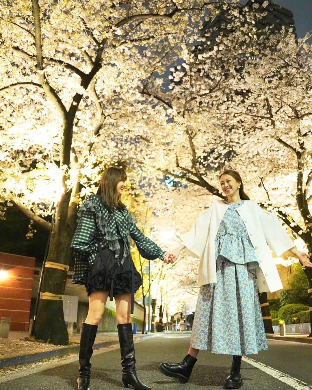 渡香奈のインスタグラム：「今年は素敵なお花見ができました🥰ヨンヨンありがとう💖昔は花より団子だったけど、今や桜が染みる〜〜🥹笑 #お花見 #桜 #sakura #cherryblossom #桜トンネル #sproutcafe #japan #春」