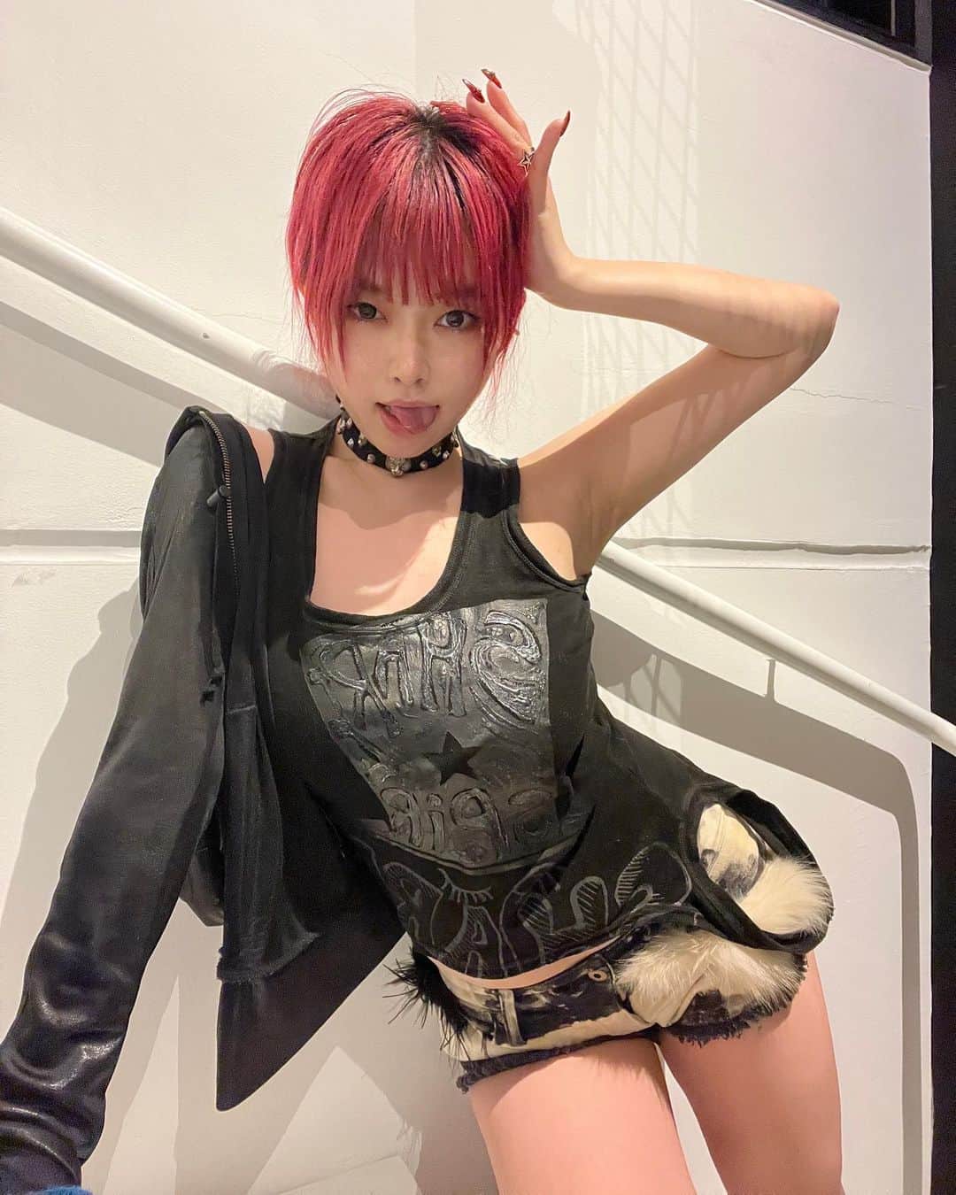 なつかのインスタグラム：「𖤐  @noborungram がプロデュースしてる アクセサリーブランドの ぱーるのイヤーカフを着けた👽⭐︎  #SYAEPjewelry」