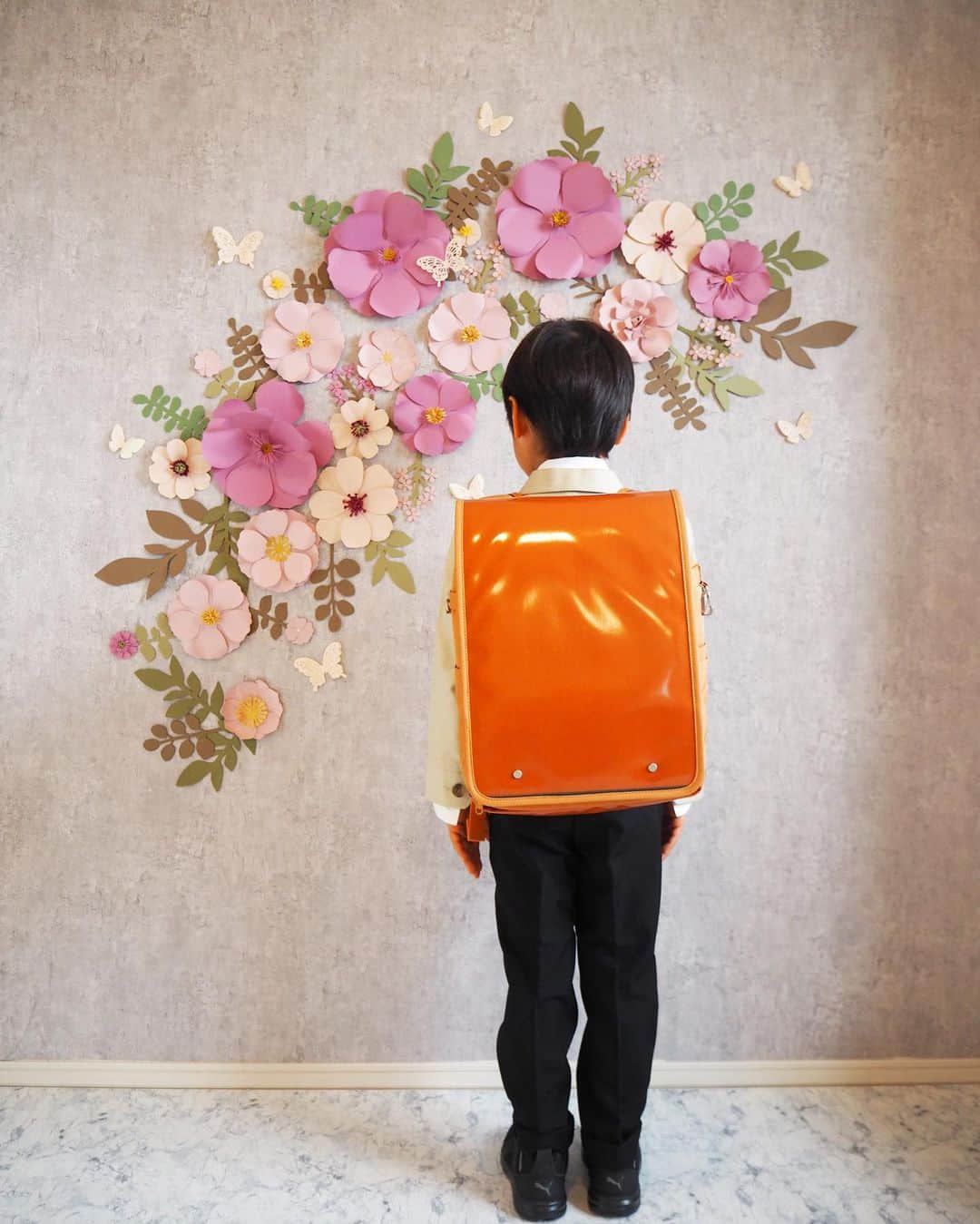 のインスタグラム：「卒業•入学🌸  3月も残り3日になりました。  桜が例年より早く開花しましたが、東京は先週は雨続きで…やっと今週ゆっくり見られるようになりました。  さて、卒業•入学•入園シーズンなので、 ピンク色でウォールフラワーを作ってみました。  G+flowerでは、ウォールフラワーの制作も行なっております。  色や大きさ、お花の種類、オーダーでお作り出来るので、使用シーンに合わせてオリジナルなウォールフラワーを注文できます♪ ※納期は最短1週間です。  お気軽にお問合せ下さい🙇‍♀️  【G+flower】 HP  https://www.g-flower.club/ ブログ　https://ameblo.jp/giant-flower/ Tel: 03-6820-0738(平日9:00〜16:00) Mail: support@g-flower.club  #ジャイアントフラワー #イベント装飾　#ウォールフラワー　#ジャイアントフラワー教室　#会場装飾　#入学　#ランドセル撮影　#卒業　#ウォールフラワー  スタッフN」