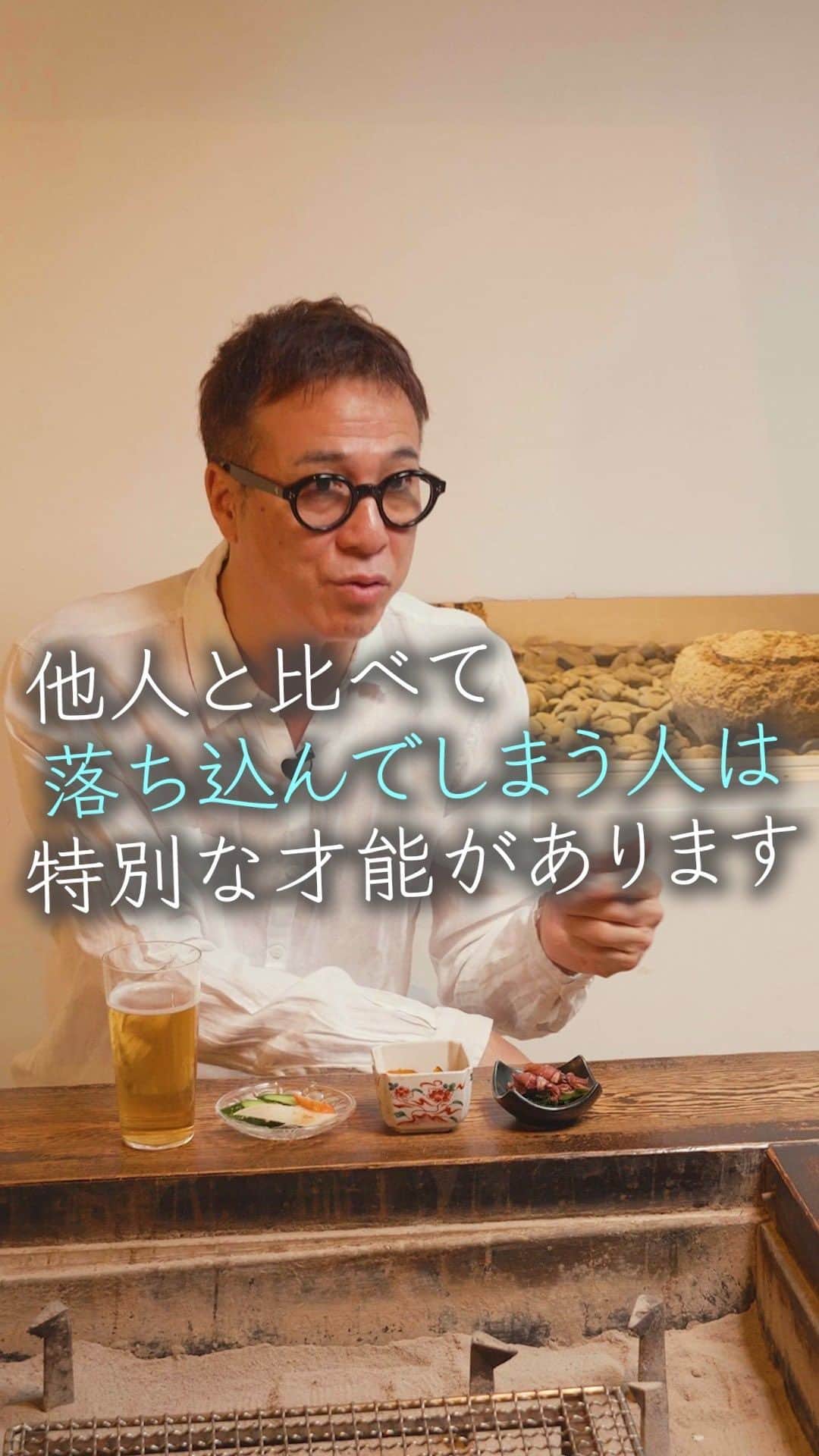 山崎拓巳のインスタグラム：「山﨑拓巳のLIVE毎日18:00配信 下記のアカウントをフォロー ↓ @dana37   周りと比べて自分が無力だなと感じた時は、チャンスに変えることができます。  落ち込んだ後に、是非なぜそれが凄いのかを周りに伝えてみてください。  気づくとあなたに人が集まってきます。  ※この投稿を保存するとまた何度でも見返せる！  ———— 夢実現プロデューサーの山﨑拓巳です。 僕の言葉で誰かの人生がワクワクしたり、救われたりするのが嬉しくて発信をしています。 是非他のリールやストーリーも見ていってくださいね。 @dana37 ————  #人生#ピンチ#幸せ#SNS #コーチング#山﨑拓巳 #マインド#マインドフルネス #自己肯定感」