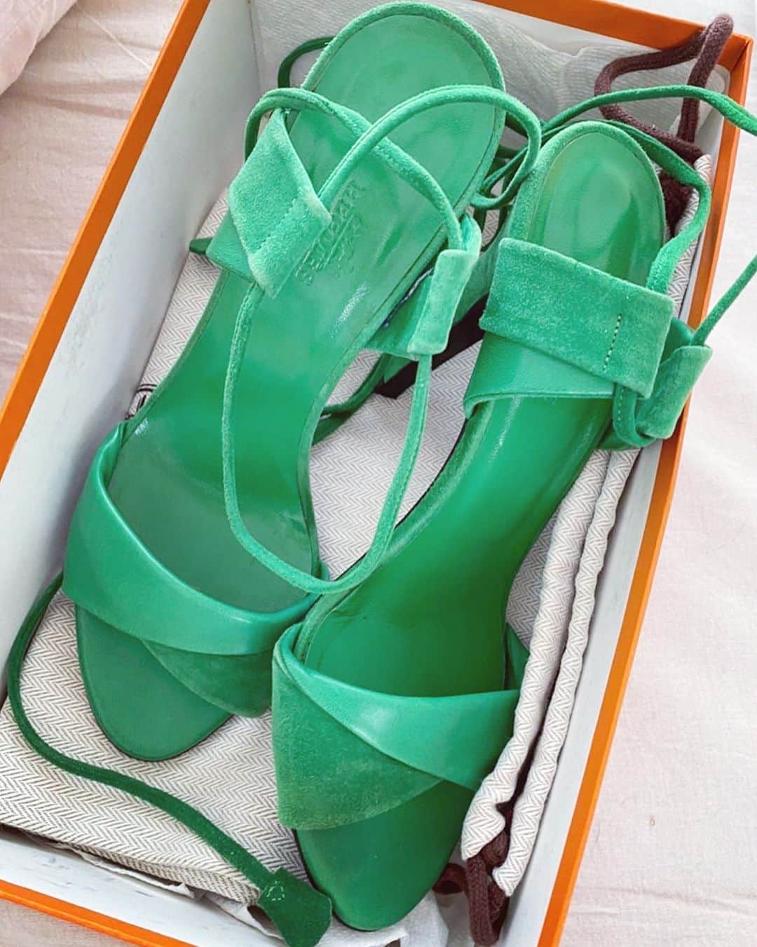 marikoさんのインスタグラム写真 - (marikoInstagram)「green  今年の夏は このサンダルを履くぞっ💚  マキさんから譲り受けた カワイイや〜つ💚  ・ ・ ・ #sandals#hermes#hermès  #hermesshoes#greenshoes」3月29日 14時47分 - mariiko_re