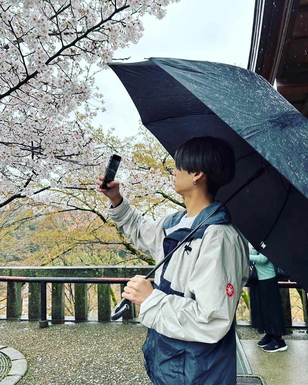 れいなかやま。のインスタグラム：「花粉症で目開かん」
