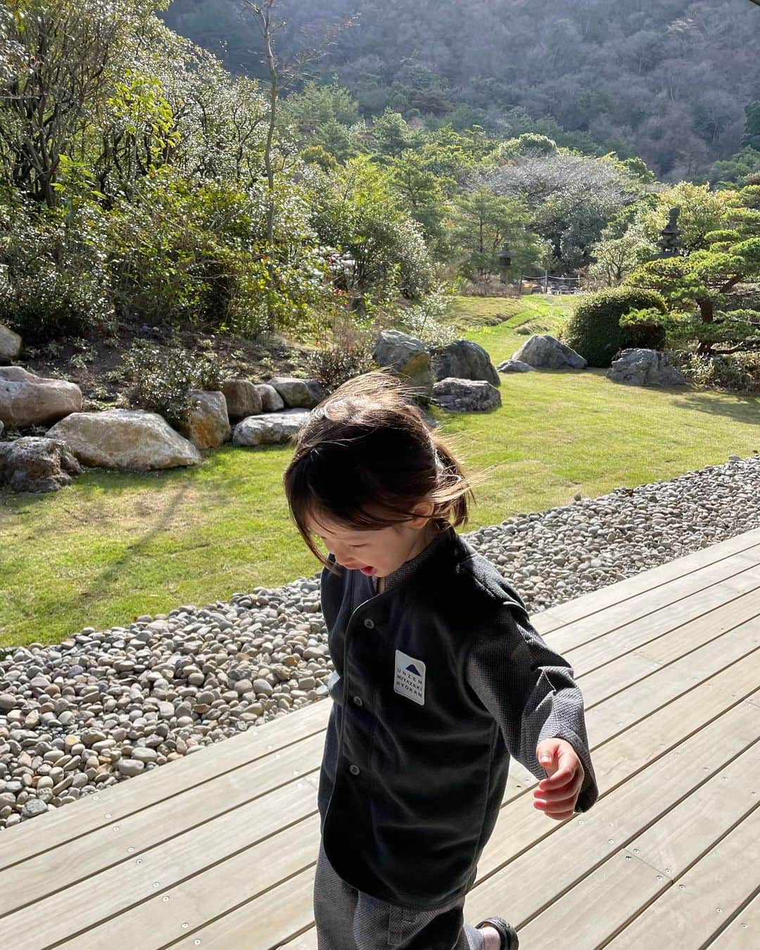 宮本りえのインスタグラム：「昨年末にリニューアルオープンされた長崎県の雲仙宮崎旅館　@miyazaki_ryokan 。 窓から見える温泉の湧き上がる煙に見惚れました。  ピッタリな子供用サムイがあるのも嬉しかった♨️  #源泉掛け流し  #源泉かけ流し温泉  #温泉  #温泉旅館  #温泉旅行」