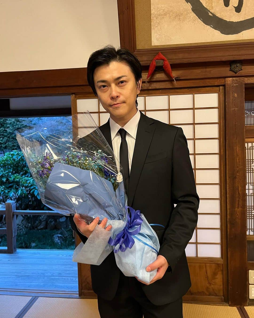 忍者に結婚は難しいのインスタグラム：「. ／ #忍者に結婚は難しい クランクアップ！🎉 ＼  悟郎の親友・音無祐樹役の #勝地涼 さん🥷  局長に就任した音無📮 結局、手裏剣を投じることはなく... 親友想い、家族想いの音無でした🫶  1・2・3話は #TVer で見逃し配信中📲」