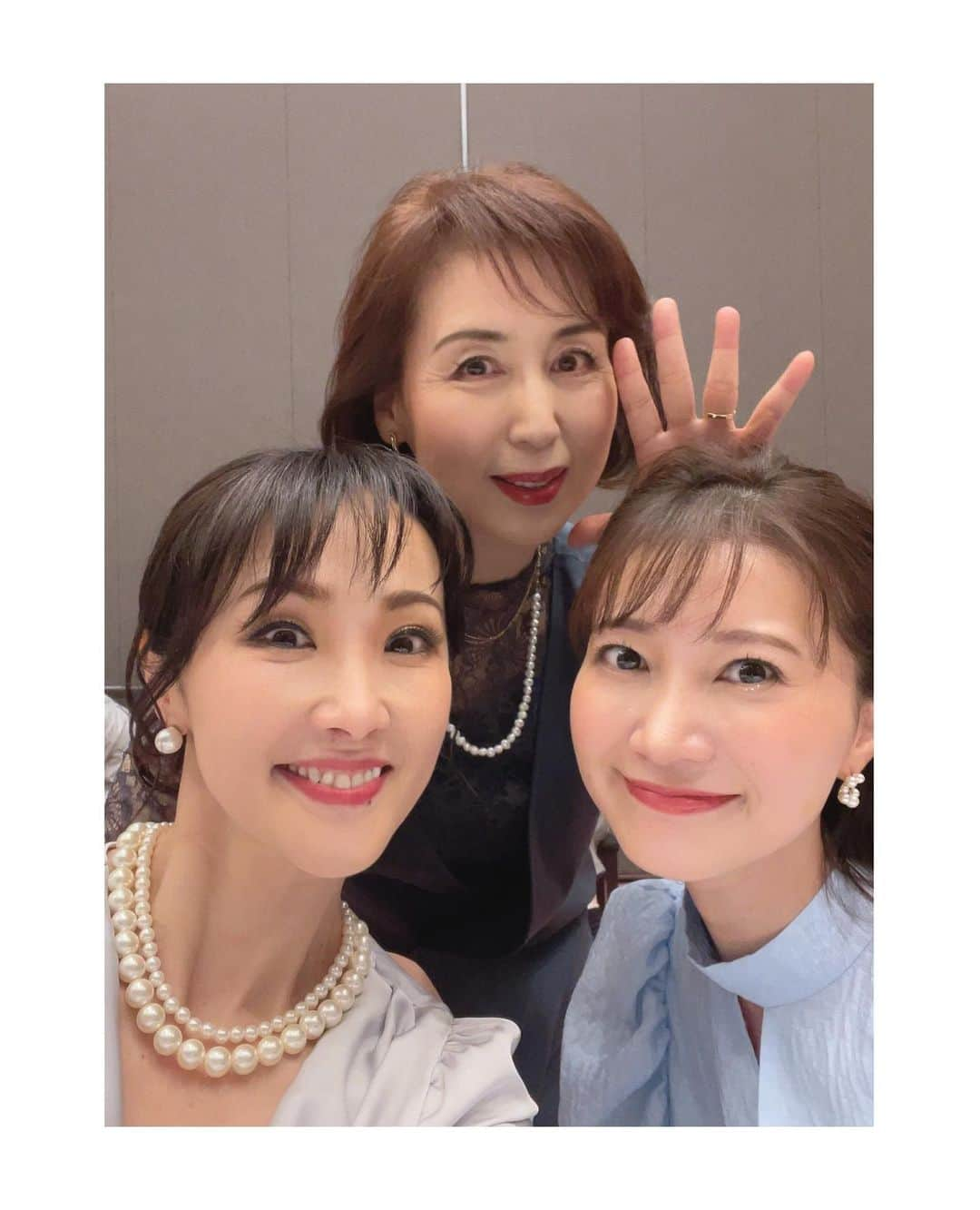 夢咲ねね（赤根那奈）さんのインスタグラム写真 - (夢咲ねね（赤根那奈）Instagram)「. 先日、 ミュージカル【ファインディング・ネバーランド】 の製作発表会に参加しました🧚‍♀️  素敵なキャストの皆さんとこの作品の一員になれる事が幸せです😌✨  よし、今日もお稽古頑張ります。  #ミュージカル　#ファインディングネバーランド　#メアリーバリ #製作発表　 #山崎育三郎　さん #濱田めぐみ　さん #武田真治　さん #杜けあき　さん #小山ゆうな　さん  👗 @arobe_official  👠@seven_twelve_thirty.official」3月29日 15時06分 - yumesaki__nene