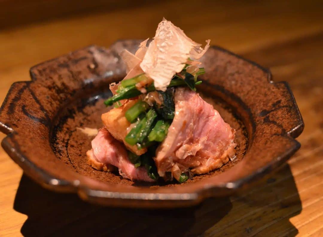 酒井商会のインスタグラム：「鴨ロースと生麩の土佐和え  霞ヶ浦のふもとで大切に育てられた常陸鴨。 出汁でゆっくり炊いてロース煮に仕上げ、 京都老舗・麩嘉さんの生麩とシンプルにおかか醤油和えにしました。  鴨ロースと桜麩の色も春らしさを感じさせます。」