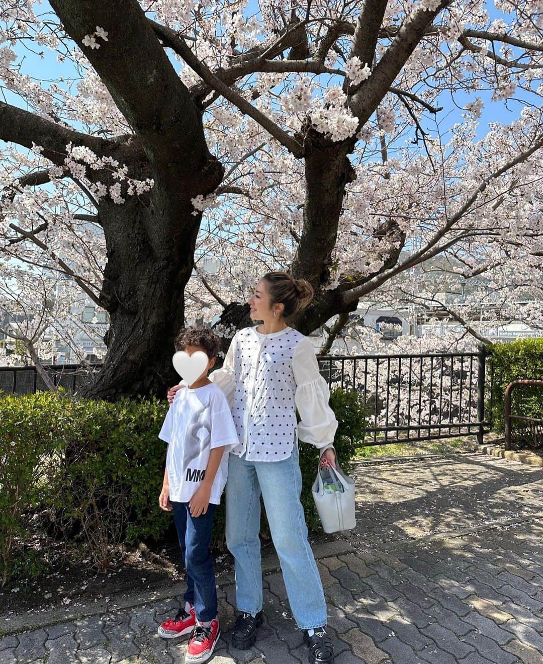 松本明子さんのインスタグラム写真 - (松本明子Instagram)「・ あぁ桜を追いかけるのに忙し過ぎる日々🌸1年のうちでたった数日しか咲き誇らない桜は、なんて儚いのでしょう🌸もはやその潔さがかっこいいです🌸 今日は子供達とデニムと白トップスでリンクさせました👧🏽👦🏽 私のブラウスは @myine_my 。甘過ぎないドットが好みです♡♡ ・ #myine_my  #153cmコーデ #sサイズコーデ #低身長コーデ#fashion #outfit #ootd #cordinate #simple #mamafashion #sサイズコーデ #シンプルコーデ #ファッション　#コーディネート#ママコーデ #ハイトーンカラー #ハイトーン#カジュアルコーデ #大人シンプル #30代ファッション#全身コーデ#着回しコーデ#ドット#ドットブラウス #お花見 #お花見コーデ #hermes#prada」3月29日 15時13分 - ata_1026