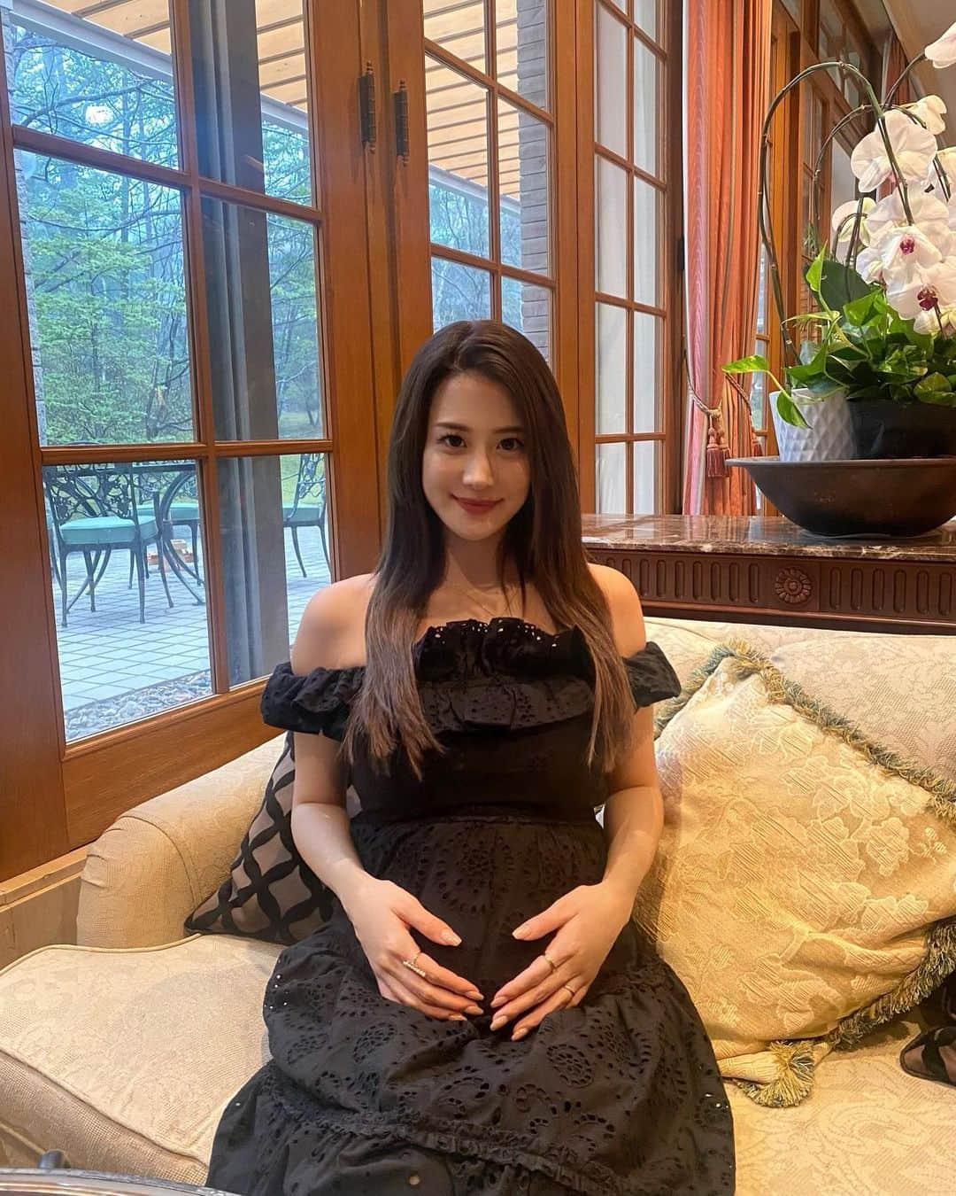 miiのインスタグラム：「悪阻も落ち着いて色んなところに行けるようになって楽しい🙋‍♀️ 普段のようにはなかなかいかないけどこれも今だけと思えば頑張れる😤 いつも👶と一緒🩷 産まれてからはもっと大変だ〜！  #マタニティ記録 #マタニティコーデ #妊娠8ヶ月 #29w」