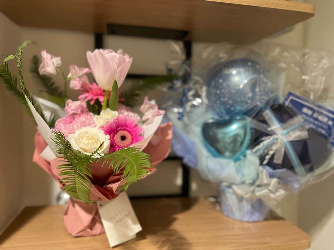 西村彩有里のインスタグラム：「28歳になりました☻  自分のも、人のも、お誕生日って大好き💕 ファンの方やお友達、家族にもお祝いしてもらって今年も幸せな誕生日ダッシュが切れました👟  日々を楽しく過ごせてることに感謝ですね☻ 周りにあなたたちがいてくれるからです！幸せにしてくれてありがとう🌸  みんなの記憶からさゆりが消えたら本物の彩有里も消えちゃうので、覚えていてもらえるようにすべきことはしよう！ダメでも努力すること、やる前から諦めないこと！当たり前のことだけどもう一回、ちゃんと肝に銘じて年齢のせいにも経験のせいにもしない❕たまには言い訳しちゃうかもしれないけど、常に前にいつも明るく!幸せに死ぬために幸せに生きます✨  これからもよろしくね！」