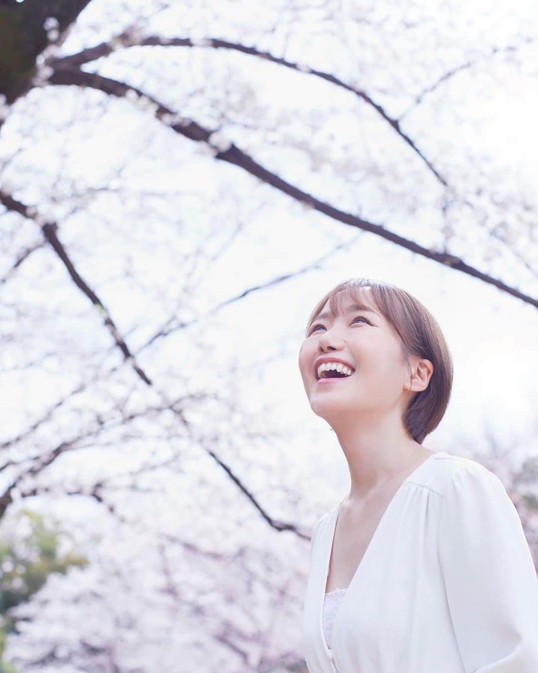 上妻未来のインスタグラム：「春に出会いました🌸  長かった雨が終わり ようやく春を楽しめました😊  #桜スポット #桜の木の下で」