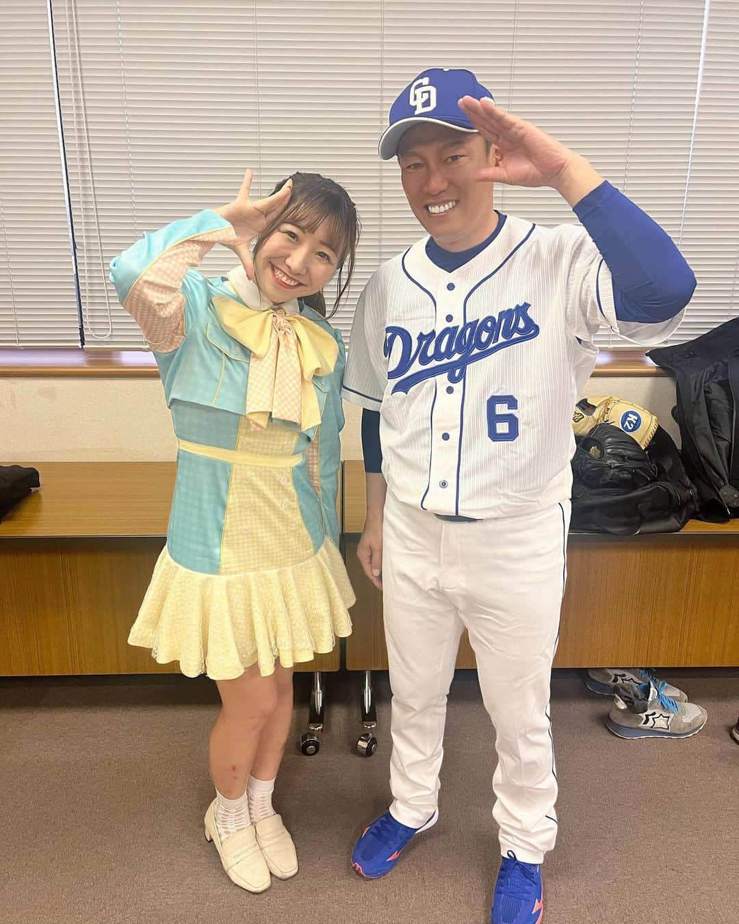 のインスタグラム：「・ 先日トラックフェスのイベントで中日ドラゴンズのレジェンド選手方々にお会いすることが出来ました！ ・ ・ 川上憲伸投手、岩瀬仁紀投手、井端弘和選手、吉見一起投手、山北茂利投手、皆さん本当にありがとうございました！ ・ ・ ・ お写真は井端弘和選手から📸 初めてユニフォームを買わせて頂いた憧れの選手とついにご対面できて本当に嬉しかったです！ ・ ・ これからもドラゴンズが大好きです！ ・ ・ #おーえすゆー #江本梨花 #ドラゴンズ #中日ドラゴンズ #dragons #野球 #野球観戦 #野球女子 #野球部 #バンテリンドームナゴヤ #ドラゴンズ女子 #ドラゴンズファンと繋がりたい #ドラゴンズファン #ドラ吉 #井端弘和 #井端弘和コーチ #ドアラ #いいね返し #ポニテ #アイドル #衣装 #インスタ野球女子 #ユニフォーム女子 #昇竜 #立浪監督」