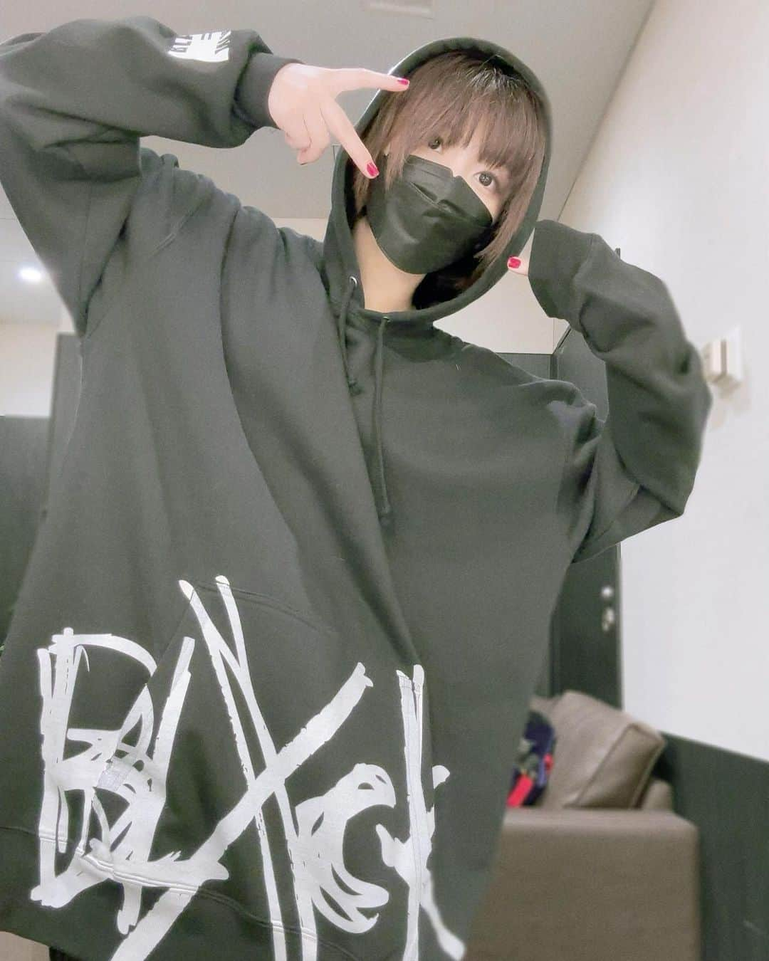 愛美のインスタグラム：「ぴょんからパーカーもらった🫶 サイズ感最高🫶 #ootd #blxck #パーカー声優」