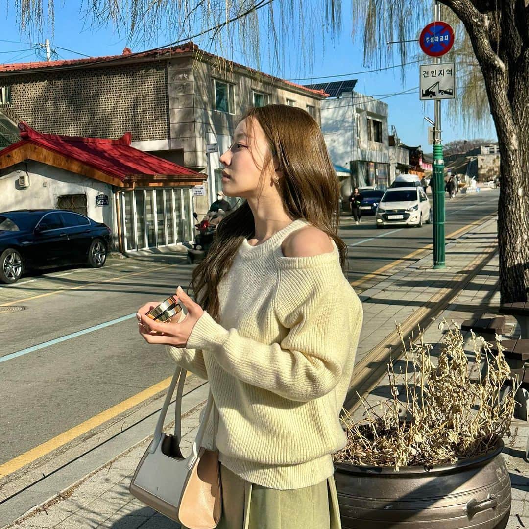 ムン・イェウォンのインスタグラム：「예쁜 착장과 예쁜 찍사와 예쁜 헤메  👗 @ahgongnim  📸 @xu.xne  💇‍♀️ @mimm_boram  💄 @mimm_gg0ny」