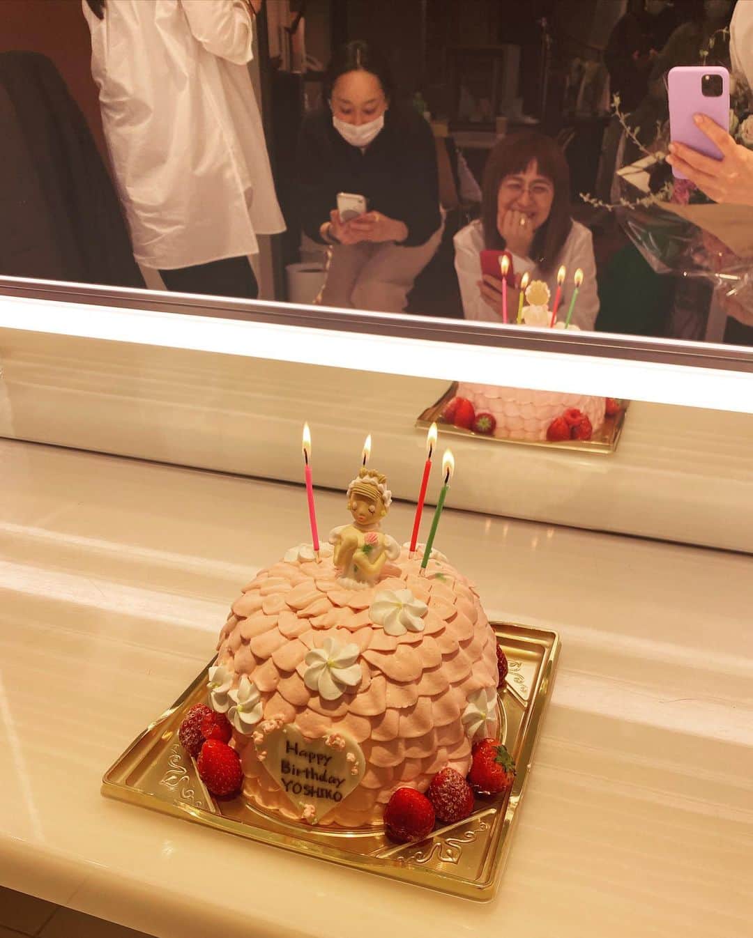 富岡佳子さんのインスタグラム写真 - (富岡佳子Instagram)「3月28日に54歳となりました！ エクラ編集長の佳子さんとW佳子。 スワイプ2枚目…ケーキの入場？！がお茶目過ぎて嬉しい限りです💕 スワイプ3枚目…ケーキに群がる大人達。 @atelier_anniversary  の プリンセスケーキを選んでくださいました🎂 すべての皆さまの応援に大変感謝申し上げます！ これからも全身全霊で笑顔をお届けできますようもっともっと精進します💪」3月29日 15時50分 - yoshikotomioka