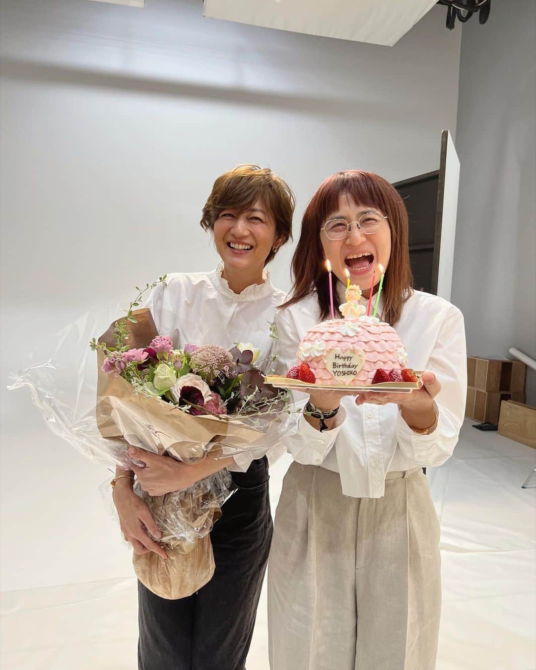 のインスタグラム：「3月28日に54歳となりました！ エクラ編集長の佳子さんとW佳子。 スワイプ2枚目…ケーキの入場？！がお茶目過ぎて嬉しい限りです💕 スワイプ3枚目…ケーキに群がる大人達。 @atelier_anniversary  の プリンセスケーキを選んでくださいました🎂 すべての皆さまの応援に大変感謝申し上げます！ これからも全身全霊で笑顔をお届けできますようもっともっと精進します💪」