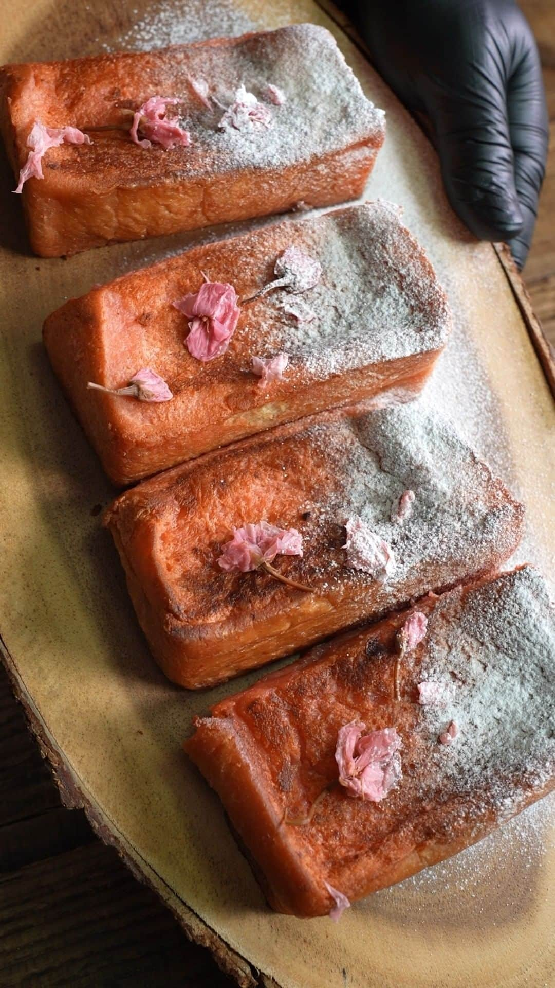 チョコレートカカオのインスタグラム：「Cherry blossoms and ruby chocolate French toast 桜とルビーチョコのフレンチトースト  YouTube https://youtube.com/shorts/y8pFC_cWOzY  Cacao ! ∴∵ゞ(´ω`*) ♪  This time it is French toast. Thick bread is flavored with cherry blossom drink powder and ruby chocolate and baked slowly. It was very delicious. May the cacao be with you !  [Ingredients] 35g : Ruby chocolate 40g : Granulated sugar 25g : Milk (A) 1 : Whole egg (L) 12g : Cherry blossoms Latte powder 160 g : Milk (B)  #Youtube #youtuber #ASMR #foodie #chocolate #foodpics #instafood #dessertporn #foodporn #レシピ #スイーツ #yummy #recipe #fluffy #recette #video #cooking #sakura #cherryblossom #rubychocolate #桜 #frenchtoast #フレンチトースト #rubychocolate #pink #ルビーチョコレート #桜の塩漬け #🌸 #さくら #サクラ」