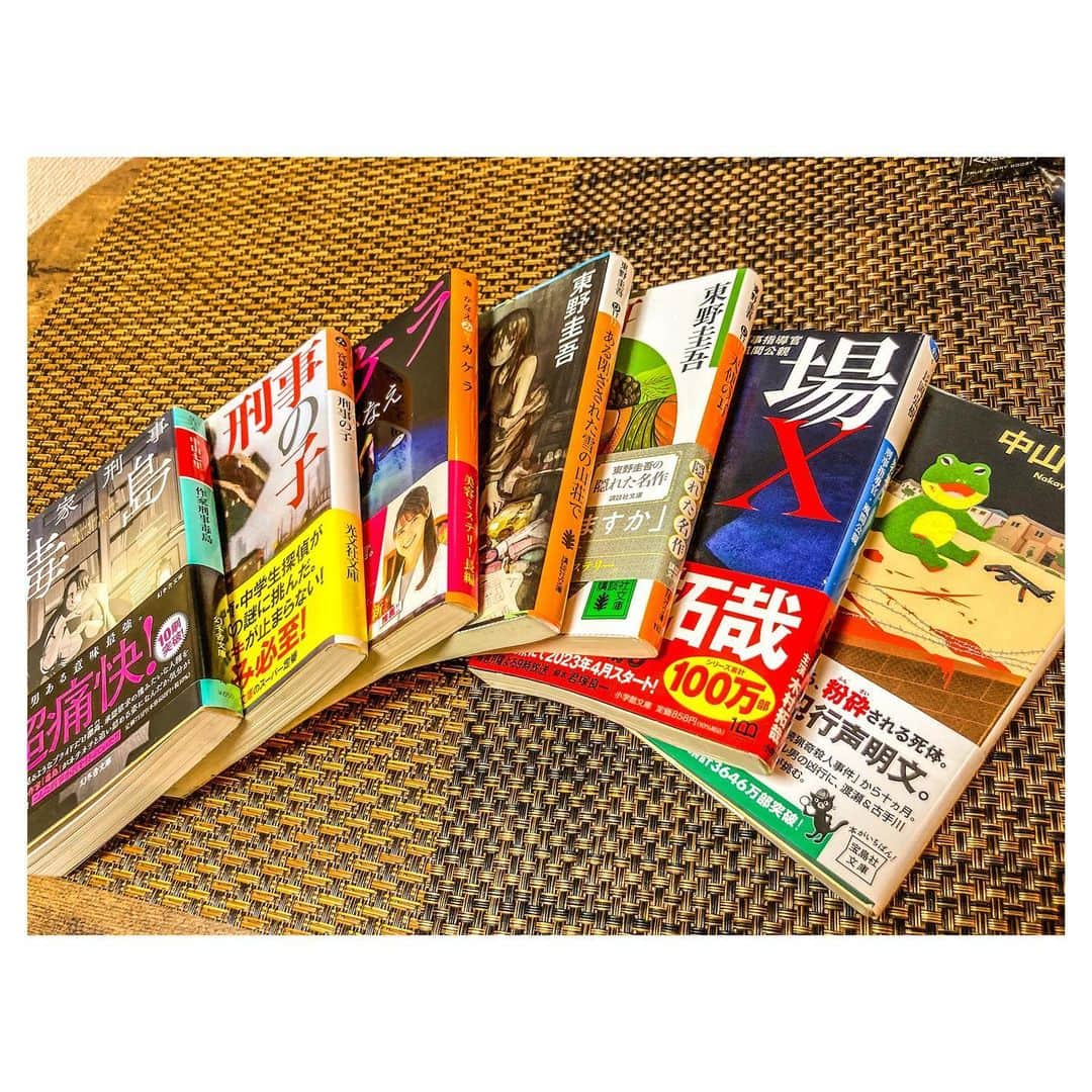 江口雅也のインスタグラム：「稽古で知り合った役者の先輩は、小説を1日2冊読んでいたらしい。えっ？！ 読めば文章から頭の中で映像化ができるらしい。 しかも斜め読みで理解ができるらしい。えっっ？！ なんすかそれ？！って当然のように口から出ました。  そこに行き着くまでにはまだまだ時間はかかるけど、自身にとって小説は娯楽というよりも教材である。  #malemodel  #asianmodel  #actress  #メンズモデル #役者の勉強 #小説」