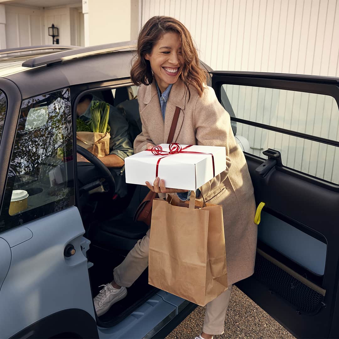 Citroënのインスタグラム：「In your opinion, is she smiling because :   - She was able to get all the desserts to stay put in the box after a bumpy ride? - One told her that it's ironic to carry food in a toaster ?  #CitroënAMI」