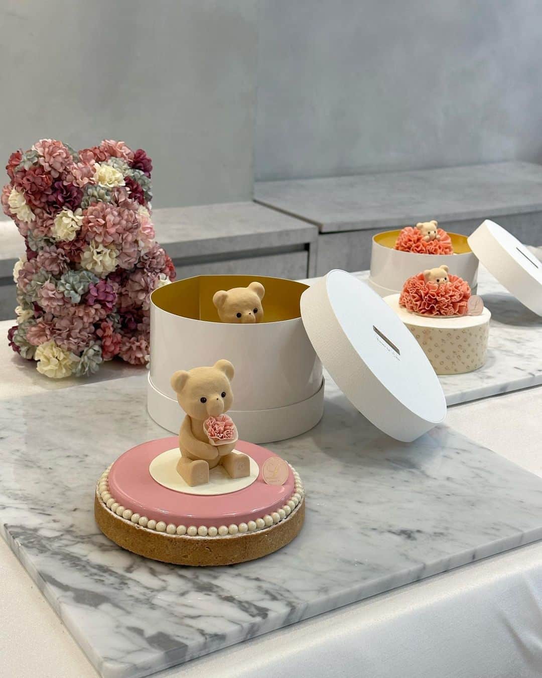 のインスタグラム：「#母の日スイーツ 💐🎂🎀 @louangetokyo_lemusee  . . . . お誘いいただき【 #louangetokyo Mother's Day Collection 〜2023〜】にお邪魔してきました🥹🌸  どのスイーツも繊細でめちゃくちゃ可愛くて…！ 食べるのが勿体無い🥹🥹💗🎀  レセプション用に用意していただいたスイーツたちもめちゃくちゃ美味しかったぁ♡  #バレンタイン のイメージが強かったけど #母の日ギフト 候補入りしました🥹🌸 . . . . #mothersday #mothersdaygift #mothersdaygifts #母の日のプレゼント #お母さんありがとう #ルワンジュ東京 #ルワンジュ東京ルミュゼ」
