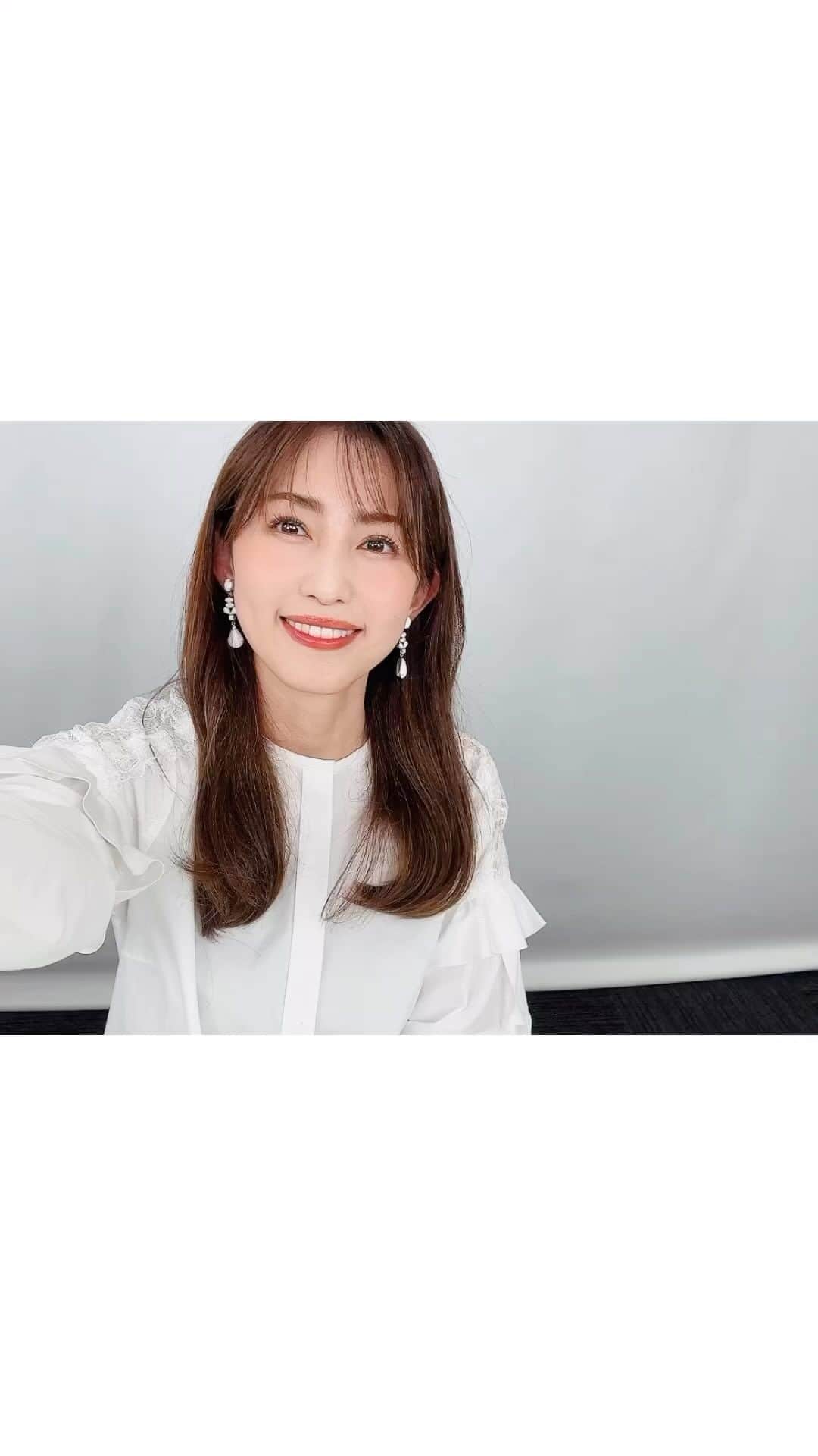 有村実樹のインスタグラム：「🎥 一昨日のインスタライブ時の衣装&メイク。 ⁡ テーマは「毛穴」 ⁡ 毛穴の隠し方とアイテムの選び方をご紹介しました。 美的のインスタアカウントのアーカイブから見られますよ👉@bitekicom ⁡ ⁡衣装はこちら ブラウス→@anayi_official イヤリング→@masaejewelry ⁡ ⁡ #美容 #美容好きな人と繋がりたい #メイク #コスメ #コスメ好きさんと繋がりたい #美容研究家 #植物療法士 #有村実樹 #インスタライブ #美的 #毛穴」