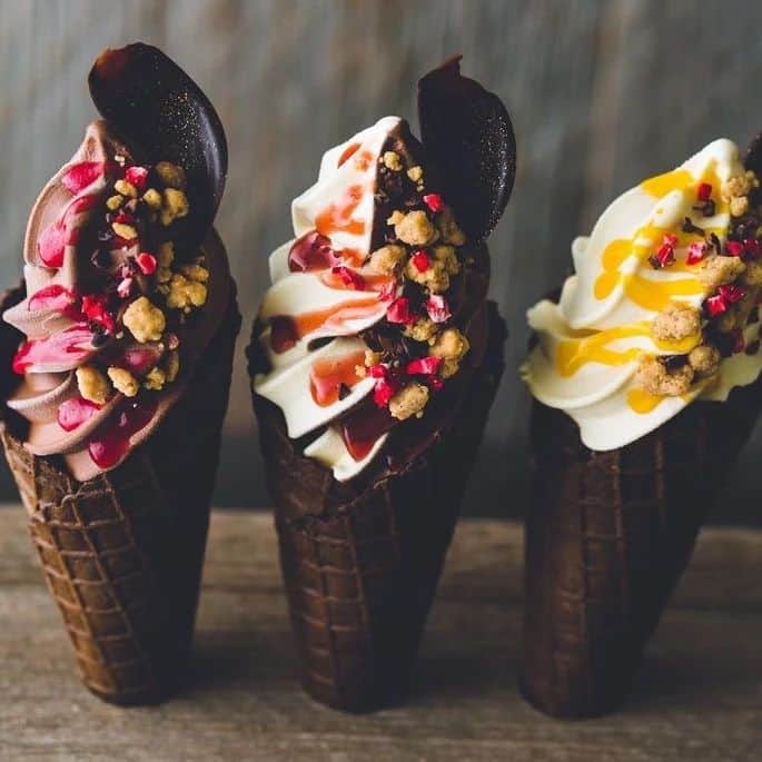 Decadence du Chocolatさんのインスタグラム写真 - (Decadence du ChocolatInstagram)「《ソフトクリーム》 ⁡ ⁡⁡お待たせしました！⁡ ⁡4月1日より、店頭でソフトクリーム販売開始いたします✨ ⁡⁡⁡ ⁡例年大好評の人気商品です。⁡ ソースとソフトクリームの組み合わせをぜひお楽しみください🍦 ⁡ #デカダンスドュショコラ  #decadenceduchocolat  #ソフトクリーム」3月29日 16時20分 - decadence_du_chocolat