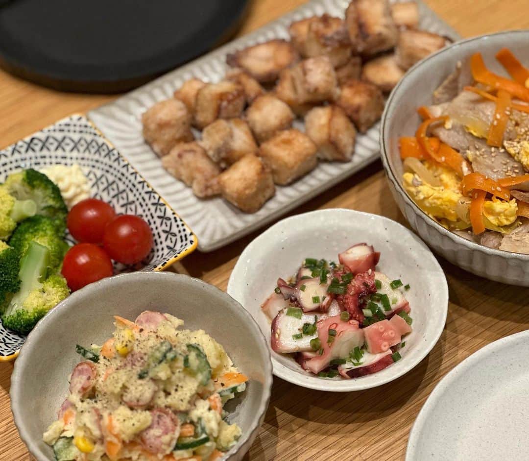 石川梨華のインスタグラム：「夜ごはん🍚  最近のズボラ飯じゃない時の夜ごはん！  メカジキの竜田揚げはみんなの好物❤️  久しぶりに作ったポテサラ！ 久しぶりすぎて作りすぎたw  ズボラ飯の時は、パクチーサラダの上におかずを全部乗せしちゃうけどw  パパが居る食事の時は、なるべく栄養バランスや彩りを意識してます😋  お皿にちょこっとずつ盛るのもブッフェな気分で好きです💕  小さい頃から1人ずつ個別に食事を出してもらって食べてたので、大皿でシェアして食べるようになったのはここ数年なんです！  パパは小さい頃から大皿で出してもらってたみたいで、今でも主人の実家に行くとタコサラダや唐揚げ、餃子など、みんなで争奪戦になる😂  我が家の子供達はまだ個別に用意してますが、パパやママのちょーだいって言ってきたり、大皿料理も楽しいです😋  皆さんのご家庭はどうですか？  個々に出す？出してもらう？ or 大皿で早いもの勝ちタイプ？  どちらもアリだよね👍  家族の食事タイムは ハッピータイム❤️  #石川梨華 #モーニング娘og #リアル梨華 #二児の母 #やんちゃボーイズ #夜ごはん #ハッピータイム」